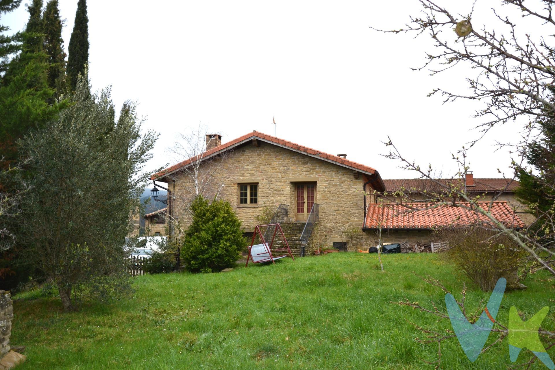 ¡Se Vende Preciosa Casa de Pueblo en Iratxeta, Junto a la Iglesia del Pueblo!. Ubicada en un entorno tranquilo y natural, esta encantadora casa de pueblo en Iratxeta, es un Concejo que pertenece al municipio de Leoz en el Valle de la Valdorba. Se ofrece como la vivienda ideal para aquellos que buscan un hogar espacioso y acogedor, a solo 37 km de Pamplona y a menos de 20 km de Tafalla. La casa, de 235 m² construidos y 218 m² útiles, se distribuye en dos plantas bien diferenciadas:. Planta Baja: Al acceder a la vivienda, nos encontramos con un garaje de 32 m², apto para 1 o 2 vehículos, adyacente a la sala de calderas. Desde aquí, un pasillo distribuidor nos lleva a 5 dormitorios (con superficies que van de los 11,86 m² a los 13,40 m²), lo que proporciona amplias estancias para descansar. Además, la planta cuenta con un baño completo con plato de ducha, ideal para mayor comodidad y funcionalidad. Planta Primera: En esta planta destaca una cocina de 21,19 m², totalmente equipada y espaciosa, perfecta para disfrutar de las mejores recetas familiares. El salón de 32 m², con chimenea, ofrece un ambiente cálido y acogedor, ideal para reuniones y momentos de relax. En esta planta también encontramos el dormitorio principal de 13,41 m², así como un baño completo con bañera, lo que ofrece una excelente opción de confort. Exterior: La propiedad se sitúa en una parcela de 803 m², lo que la convierte en un lugar perfecto para disfrutar del aire libre. El jardín privado, ideal para actividades en familia o con amigos, cuenta con una barbacoa que será el lugar perfecto para disfrutar de agradables veladas. Además, la ubicación de la vivienda, rodeada de naturaleza, garantiza tranquilidad y privacidad. Ubicación: Iratxeta es un pequeño pero acogedor municipio, ideal para quienes buscan escapar del bullicio de la ciudad. A tan solo 37 km de Pamplona y a menos de 20 km de Tafalla, se encuentra perfectamente comunicada y cercana a todos los servicios esenciales. Esta es la vivienda perfecta para quienes desean vivir en un entorno natural, pero cerca de las comodidades urbanas. Si buscas tranquilidad, comodidad y amplitud, ¡no dudes en contactarnos para agendar tu visita! Estaremos encantados de mostrarte todo lo que esta maravillosa propiedad tiene para ofrecerte. ¡No dudes en contactarnos para concertar una visita! Te atenderemos encantados. Datos meramente informativos sin valor contractual. El PVP indicado no incluye impuestos ni gastos de transmisión (ITP, Notaría, Registro..). .    . 