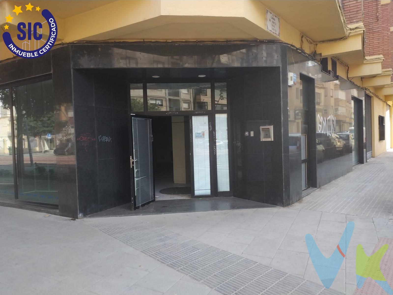 Descubre este impresionante local comercial de 1.140 m² dividido en dos espacios independientes, ubicado en una zona de alto tránsito junto al Corte Inglés, la estación de tren y la Universidad Jaume I (UJI). Una oportunidad única para empresarios e inversores que buscan visibilidad, accesibilidad y versatilidad. 🔹 Oficina bancaria equipada, con cristales de seguridad. 🔹 Taller con acceso a amplio patio exterior de 441 m². 🔹 Posibilidad de adaptar el espacio para parking público u otros usos comerciales (previa autorización). 🔹 Zona con gran afluencia de clientes potenciales y múltiples servicios. Gracias a su excelente conexión y entorno comercial consolidado, este local ofrece todo lo necesario para destacar frente a la competencia y crecer con solidez. 📍 Perfecto para bancos, talleres, clínicas, supermercados, coworkings o negocios innovadores que requieran espacio y ubicación premium. 📞 ¡No dejes pasar esta oportunidad! Ven a visitarlo y visualiza el futuro de tu negocio aquí. Este inmueble es en exclusiva, con lo que le facilitamos cualquier información sobre la vivienda. Por este motivo, solicitamos no molesten al propietario, ocupantes de la propiedad, vecinos o conserje de la comunidad. En todos los casos los precios expuestos son más impuestos y gastos derivados de la transmisión del inmueble. . 