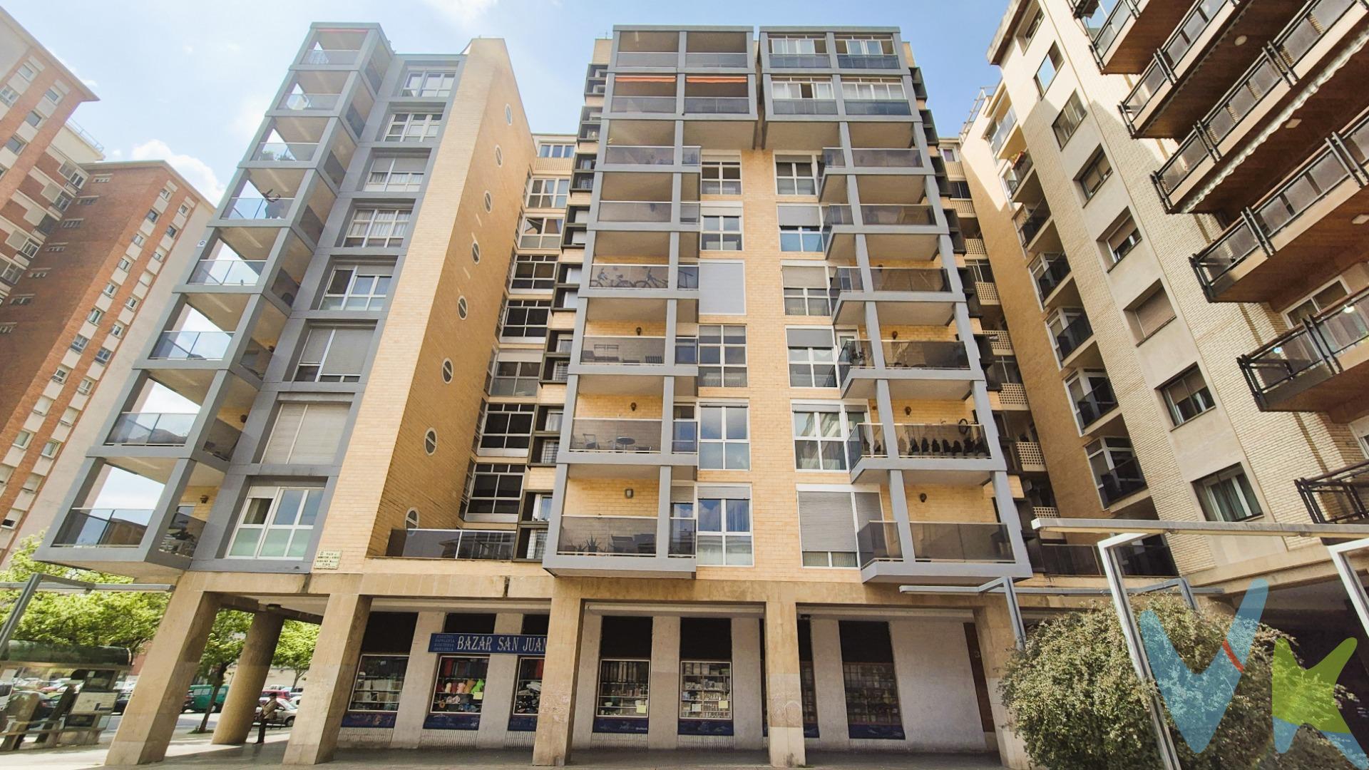 ¡Qué piso te va a quedar!. Y donde tú quieres! en San Juan: La plaza de Monasterio de Azuelo, junto a la Avda. Bayona. ¡Qué cómodo será vivir aquí! Rodeados de comercio, servicios, colegios, cafeterías, bares y restaurantes, y paradas de autobús que te llevan a cualquier sitio de la comarca. A tu disposición más de 100m2, en una tercera altura, con una buena orientación y fantásticas opciones de distribución, que se completa con  una plaza de garaje en el sótano del edificio, con acceso directo. Es sin duda una base estupenda a partir de la que podrás idear y fraguar, la casa que quieres, en la zona que prefieres. ¿A qué esperas? ¡Llama ya y pide visita!. . 