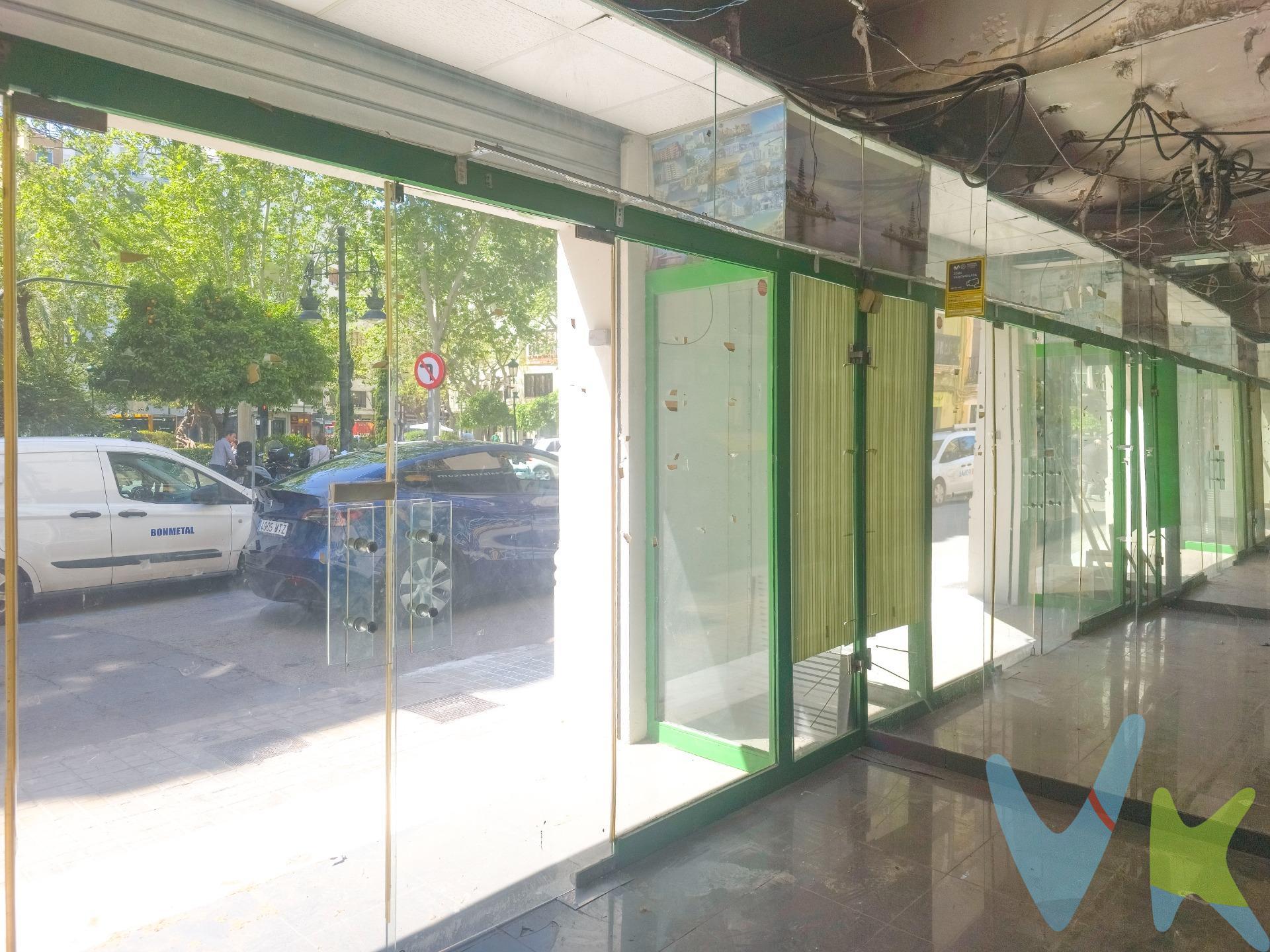 Te presentamos este local comercial, si estás pensando en emprender un nuevo proyecto de trabajo, o si piensas en cambiar tu actividad a un lugar muy bien ubicado. Con 69 metros cuadrados de espacio interior, este local ofrece flexibilidad para crear y diseñar la distribución que necesitas, tanto para comercio, peluquería, despacho, salón de estética..o infinidad de negocios y posibilidades. Forma parte de un edificio histórico recién rehabilitado. Gracias a su ubicación estratégica, la comunicación resultará muy fácil, ya que contarás con la Gran Vía Fernando el Católico a la vuelta de la esquina, las paradas de metro de Ángel Guimerà y Turia a unos pocos pasos y el mercado de Rojas Clemente a 2 minutos caminando. . La inmobiliaria cuenta con encargo en EXCLUSIVA de esta propiedad. Por ello rogamos, por expreso deseo de la Propiedad, que se evite molestar y contactar con los propietarios. Nosotros estaremos encantados en ayudarle y atenderle en todo lo referente al inmueble. Si eres un compañero inmobiliario estaremos encantados en colaborar contigo, con la seriedad y honestidad propia de un buen Agente Inmobiliario. Número de Registro de Agentes de Intermediación Inmobiliaria de la Comunidad Valenciana RAICV-2051.