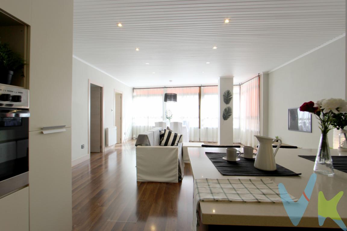 📍 Ubicación y DisponibilidadUbicado en la Avenida del Puerto, en segunda línea de playa de Moncofa, este inmueble destaca por su cercanía inmediata al mar, a tan solo unos metros del acceso a la playa. Una ubicación ideal tanto para residencia habitual como para disfrutar de escapadas junto al Mediterráneo.Actualmente la vivienda se encuentra alquilada, con disponibilidad prevista a finales de mayo. Sin embargo, ya es posible realizar visitas bajo cita previa, lo que permite anticiparse y asegurar una oportunidad muy interesante en la zona.🏡 Distribución del InmuebleLa vivienda cuenta con 92 m² útiles y una excelente distribución esquinera que favorece la ventilación cruzada y una abundante entrada de luz natural durante todo el día.Zona de día: Espacio abierto y funcional que integra salón y cocina, creando un ambiente amplio y moderno. La cocina dispone de isla central, ideal tanto para cocinar como para reuniones informales, optimizando además el almacenamiento.Zona de noche: La propiedad ofrece tres dormitorios bien distribuidos. El dormitorio principal es amplio y cuenta con armario empotrado. De las dos habitaciones adicionales, ambas también con armarios empotrados, una es exterior, aportando mayor luminosidad, mientras que la otra es interior, perfecta como despacho o habitación auxiliar.Baño: Baño completo equipado con plato de ducha y bañera de hidromasaje independiente, aportando un plus de confort.🔧 Calidades y EquipamientoEl inmueble fue reformado integralmente con materiales de alta calidad a finales de los años 2000, lo que garantiza un buen estado de conservación y funcionalidad.Entre sus características destacan:Suelo de parqué en estancias principalesCarpintería interior actualizadaCocina moderna totalmente integradaInstalaciones de fontanería y electricidad renovadas⁠Ventanas de aluminio con doble acristalamiento ClimalitEl piso cuenta con radiadores eléctricos de calor azulPuerta de entrada blindada.Todo ello pensado para ofrecer comodidad y durabilidad en el día a día.🏢 La FincaSituado en una primera planta con ascensor dentro de un edificio consolidado, este piso esquinero permite que todas las estancias principales dispongan de ventilación directa, mejorando el confort térmico y la calidad del aire interior.Su proximidad a la playa, junto con su amplitud y distribución, lo convierten en una opción muy atractiva tanto como vivienda habitual, segunda residencia o inversión.📞 Solicita tu VisitaUna oportunidad ideal para adquirir una vivienda reformada junto al mar, con posibilidad de visitarla desde hoy mismo.Contacta con nosotros para agendar una visita o recibir más información y adelantarte a su disponibilidad en mayo. ¡No dejes pasar esta ocasión! 