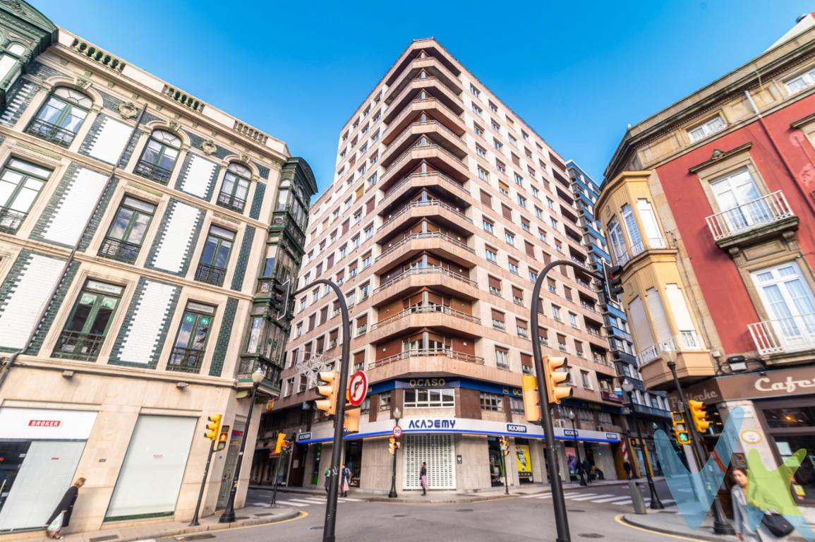 Te presentamos esta preciosa vivienda con vistas laterales a la Playa de San Lorenzo de Gijón enclavada en un edificio emblemático en la calle San Bernardo esquina a la calle Jovellanos. La vivienda tiene una superficie de 118 metros útiles, distribuidos en 4 amplias habitaciones, dos baños, salón y cocina. Con dos piezas principales a la calle Jovellanos, salón y dormitorio con baño incorporado, proyectando vistas a la playa de San Lorenzo y a la céntrica plaza del parchís, gracias a una pequeña y coqueta terraza, y el resto de las estancias a dos patios, uno de ellos del propio edificio y el otro corresponde a un patio de manzana, amplio y luminoso. Cabe destacar que todas las habitaciones tienen armario empotrado. La vivienda es muy  soleada gracias a su orientación Sureste-Suroeste en su fachada exterior. Todos los servicios son centrales con contador individual, y el edificio dispone de portero físico. Los suelos de la vivienda son de tarima de madera maciza  de elondo colocada sobre rastrel, y en cocina y baños tenemos azulejos y gres de alta calidad. Las ventanas son de madera noble natural, a excepcion de la ventana de la terraza que son de aluminio. Cabe destacar la reforma de fachada que se hizo recientemente, dotando al edificio de una estética inmejorable. En las inmediaciones disponemos de varios Parking Públicos, y de un sinfin de comercios de toda índole, gracias a la inmejorable ubicacion de la propiedad, situada en pleno corazón del eje comercial de la ciudad, con la Plaza Mayor a menos de 3 minutos, Playa San Lorenzo a 1 minuto, o el barrio de Cimadevilla a 5 minutos, donde poder disfrutar de largos paseos, o de las distintas actividades lúdicas que nos ofrece la ciudad durante todo el año. No lo dudes más, llámanos, estaremos encantados de enseñártela.En el precio publicitado (PVP) no está incluido el 9 % del Impuesto de Transmisiones Patrimoniales ni los gastos de Notaria y Registro.