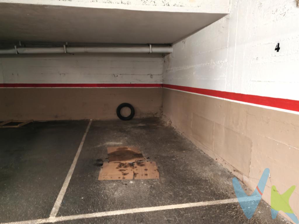 ¡OPORTUNIDAD ÚNICA! Plaza de garaje en venta en el Centro de MieresPonemos a su disposición una excelente plaza de garaje, ubicada en pleno corazón de Mieres. Esta es una oportunidad exclusiva para aquellos que buscan un espacio seguro y accesible para su vehículo.Situado en un edificio clásico de la ciudad, el garaje combina la solidez de su construcción con una ubicación inmejorable. Mieres, conocido por su progreso y actividad, ofrece un entorno dinámico que complementa la funcionalidad de este garaje.La disposición del garaje facilita el acceso, permitiendo una maniobrabilidad cómoda y sencilla. Esto es especialmente beneficioso en un entorno urbano, donde encontrar estacionamiento a menudo puede suponer un problema. Este espacio proporciona la tranquilidad de saber que siempre tendrá un lugar donde aparcar.Su ubicación estratégica se encuentra cerca de servicios esenciales tales como supermercados, restaurantes y tiendas, brindando la comodidad de tener todo a mano después de un largo día de trabajo. Esta cercanía también es ideal para aquellos que necesitan hacer revisiones o reparaciones frecuentes a sus vehículos, ya que encontrarán talleres y estaciones de servicio en las proximidades.Comprar esta plaza de garaje en el centro de Mieres no sólo es una inversión en seguridad para su vehículo, sino también una revalorización de su patrimonio. Los bienes inmuebles en esta área han mostrado una tendencia positiva en su apreciación, garantizando así una inversión con retorno asegurado a medio y largo plazo.El entorno comunitario del edificio de 1979 trae consigo una sensación de pertenencia y estabilidad. La construcción, sólida y bien mantenida por sus años de antigüedad, refleja una calidad innegable que perdura en el tiempo y que garantiza la durabilidad del espacio de estacionamiento.Si está buscando un lugar donde estacionar su vehículo, esta plaza de garaje en venta es una opción que no debe dejar pasar. Ofrece una combinación única de ubicación, seguridad y comodidad que resulta esencial para mantener su estilo de vida sin interrupciones y sin preocupaciones adicionales.Invitamos cordialmente a todos los interesados a visitarnos y comprobar por sí mismos las ventajas que ofrece este magnífico garaje. No pierda la oportunidad de invertir en un beneficio de por vida, integrándose a una zona con todas las facilidades urbanas y la tranquilidad que un espacio personal y seguro le puede proporcionar.No deje pasar esta excepción y póngase en contacto con nosotros. Estaremos encantados de proporcionarle más detalles y organizar una visita en el horario que mejor se adapte a sus necesidades. SOLO VENTA, NO HAY POSIBILIDAD DE ALQUILER. 