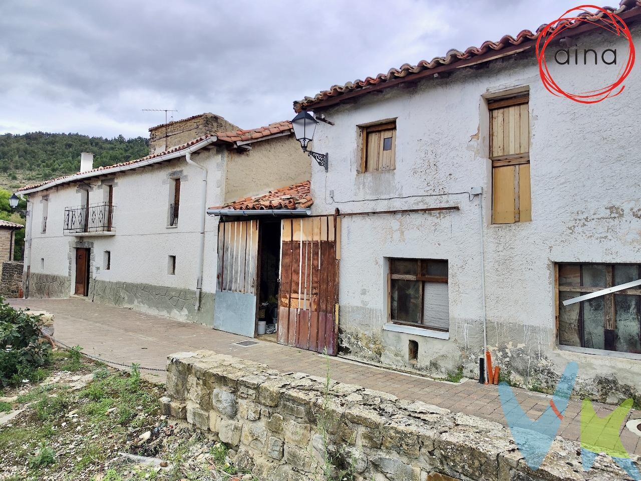 Ardanaz de Egues, a 8 km de Pamplona. El pueblo pertenece al valle de Egues, y está situado al lado de Sarriguren (pueblo con todo tipo de servicios como supermercados, colegios, institutos, centro de salud y piscinas municipales). Aquí te ofrecemos esta casa antigua para rehabilitar. Tiene varios edificios juntos que forman una única unidad. El solar de la casa es de 353 m2. El conjunto de edificios lo componen una vivienda de unos 178 m2 construidos con entrada, zaguán, escalera al primer piso, cocina, despensa, 1 baño, 5 dormitorios grandes, una alcoba, un saló grande y un torreón, unos almacenes diversos y un pajar. Está permitido la reforma integral del conjunto, el derrumbe del conjunto y construcción nueva o división de hasta 4 viviendas. Producto ideal para pequeño promotor o para familias que quieren encontrar un espacio grande para juntarse. No dudes en solicitar información complementaria. Datos meramente informativos, sin valor contractual. Impuestos y gastos de transmisión no incluidos. 