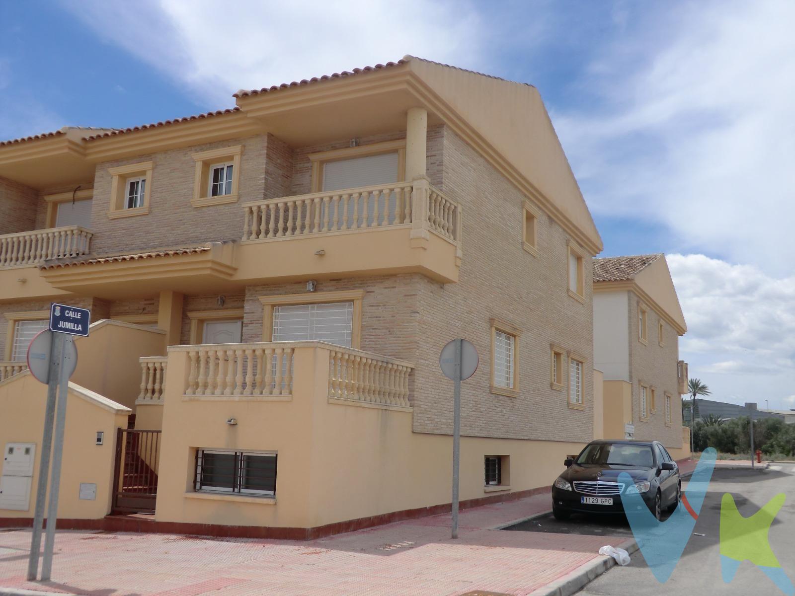 Crea el hogar que simpre has soñado.. en esta bonita casa  haciendo esquina  es perfecta para familias que valoran un entorno tranquilo sin renunciar a la cercanía con el centro urbano, comercios y colegios. Una opción muy completa para quienes buscan calidad de vida en una ubicación bien comunicada. Esta encantadora vivienda adosada es ideal para quienes buscan espacio, comodidad y una excelente conexión con todos los servicios. Con una distribución cuidada y ambientes luminosos, esta casa ofrece el entorno perfecto para disfrutar en familia. Con 252m² construidos y 180 m² útiles, la propiedad cuenta con cuatro amplios dormitorios y tres  baños completos, distribuidos de forma funcional para aprovechar al máximo cada rincón. En la planta principal encontrarás una amplia terraza donde pasar unas acogedoras tardes o tranquilos amaneceres, tiene un  amplio y acogedor salón, perfecto para reuniones familiares, y la cocina, completamente equipada, invita a disfrutar de la vida diaria con comodidad con acceso a un patio y lavadero, una habitación y un baño. En la planta superior 3 habitaciones, una de ellas con baño en suite. En el sótano tiene un trastero y un amplio garaje hasta para 3 coches. En el exterior, destaca una agradable terraza ideal para relajarse al aire libre, además, por su orientación te garantiza una excelente ventilación cruzada y luz natural durante todo el día. Entre los extras, incluye calefacción individual eléctrica, aire acondicionado y armarios empotrados, asegurando el máximo confort en cualquier época del año. Cuando te pongas en contacto con nosotros te informaremos de los gastos que no están incluidos en el precio, gastos de compraventa y honorarios de agencia y te ayudaremos para que tu proceso de compra con nosotros se convierta en un Calma: Estado ideal de tranquilidad que tendrás al comprar tu casa con nosotros. Por último, te vamos a contar una cosa: Los propietarios han confiado en nosotros y nos han contratado en exclusiva para que les ayudemos a vender . Esto para ti, como comprador, será una garantía ya que tendrás acceso a un servicio de calidad, un trato fácil, sencillo y sin interferencias de terceros. Por eso, te vamos a pedir un favor, habla con nosotros, no los molestes, te vamos a ayudar en caso de interés en todo el proceso y te vamos a facilitar toda la documentación e información que precises. Como ya te habíamos dicho, ¡Un servicio de calidad!