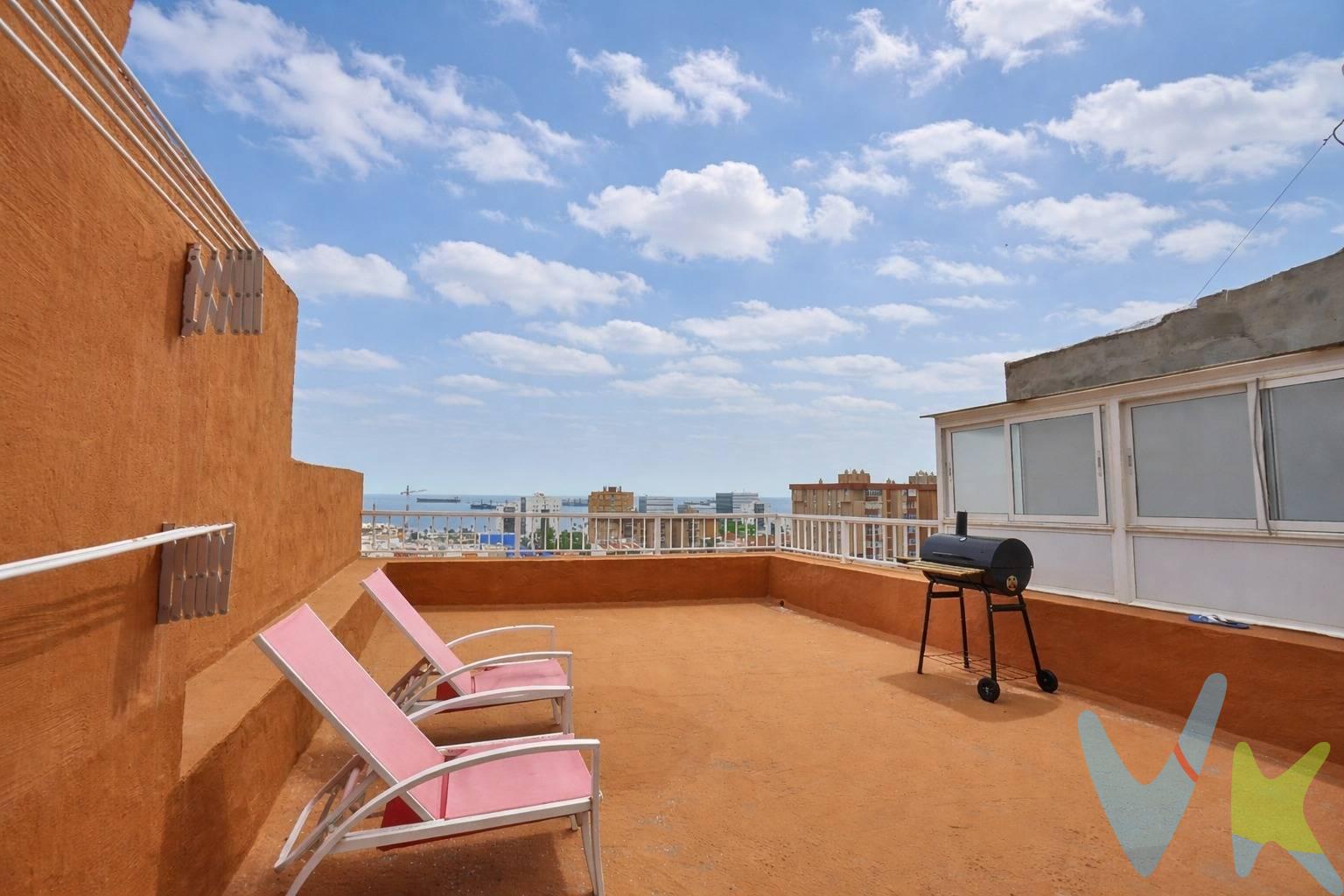 Te presento esta acogedora casa adosada en el Barrio de San José,  a tan solo 5 minutos a pie de Vegueta/Triana. La vivienda destaca por su espectacular azotea de 34 m², soleada, orientada al este y con vistas despejadas al mar, un espacio ideal para disfrutar del clima, organizar reuniones o simplemente relajarse con el amanecer y el océano de fondo. En la azotea se encuentra además un cuarto adicional de 22 m² (no escriturado) con acceso directo a la terraza, perfecto como estudio, zona de ocio o almacenamiento. La vivienda ha sido reformada integralmente, incluyendo instalaciones eléctricas y de fontanería, carpintería interior y exterior en aluminio lacado, suelos de gres porcelánico, cocina completamente nueva y cerramientos de cubierta y patio en aluminio. Se trata de una casa lista para entrar a vivir, que solo requiere de mejoras estéticas en algunas paredes. Este detalle ya se ha tenido en cuenta en el precio y no debería dejar de visitarla por ello, es una excelente oportunidad para una casa terrera de 3 habitaciones en Las Palmas en zona céntrica, con terraza y vistas. Se ubica en San José, zona tranquila y bien comunicada, con buen servicio de transportes y se accede con el coche hasta unos 30m de la casa. Se trata de una excelente oportunidad de inversión, ya que existe la posibilidad de dividir la propiedad en dos viviendas:. - Planta baja con 2 habitaciones, salón-cocina, baño y terraza. - Planta alta, se puede hacer un estudio con terraza compartida, realizando la reforma correspondiente. Una propiedad es versátil, luminosa y con un enorme potencial, tanto como vivienda habitual como para inversión. Los gastos de impuestos, registro, notaría y cualquier otro derivados de la venta no están incluidos en el precio PVP.