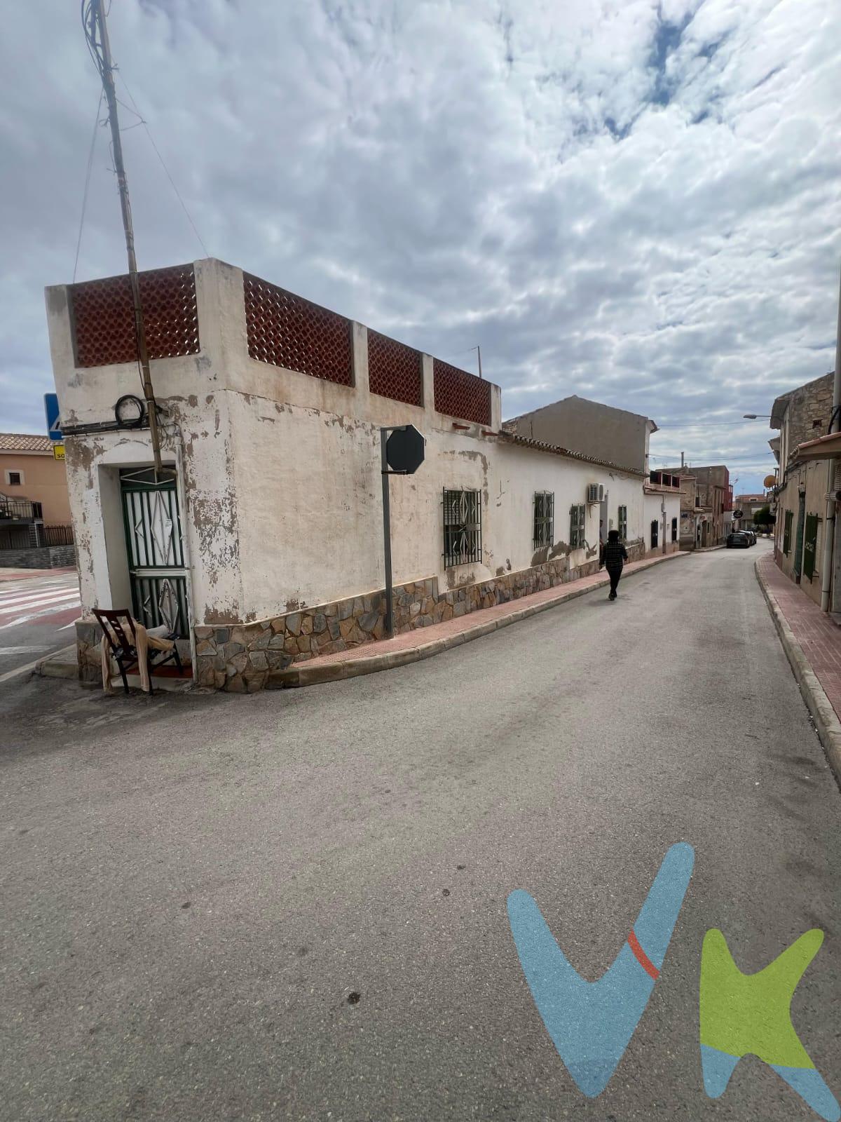 Crea el hogar que siempre has soñado en esta encantadora vivienda ubicada en la calle principal de Barinas, esta vivienda hace esquina con calle Rosario, y tiene 3 amplios dormitorios y un espacioso baño con luz natural. La vivienda tiene chimenea y también dispone de una zona de lavadero con patio. En la parte de arriba encontrarás una amplia terraza donde podrás disfrutar de unos preciosos atardeceres o bien  para disfrutar de su café matutino o celebrar reuniones con amigos y familiares. Con agua corriente y electricidad, tendrás todas las comodidades  a su alcance. Situada en una ubicación deseable, esta casa adosada ofrece fácil acceso a servicios, escuelas y opciones de transporte. Ubicada en un pueblo tranquilo, te permitirá disfrutar de la tranquilidad del campo sin renunciar a la comodidad de tener todos los servicios a tu alcance. Cuando te pongas en contacto con nosotros te informaremos de los gastos que no están incluidos en el precio, gastos de compraventa y honorarios de agencia y te ayudaremos para que tu proceso de compra con nosotros se convierta en un. Calma: Estado ideal de tranquilidad que tendrás al comprar tu casa con nosotros. Por último, te vamos a contar una cosa: Los propietarios han confiado en nosotros y nos han contratado en exclusiva para que les ayudemos a vender uno de sus bienes más preciados, su casa, su hogar. Esto para ti, como comprador, será una garantía ya que tendrás acceso a un servicio de calidad, un trato fácil, sencillo y sin interferencias de terceros. Por eso, te vamos a pedir un favor, habla con nosotros, no los molestes, te vamos a ayudar en caso de interés en todo el proceso y te vamos a facilitar toda la documentación e información que precises. Como ya te habíamos dicho, ¡Un servicio de calidad!. 