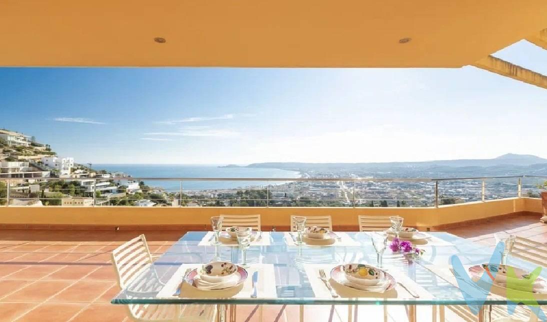 Esta impresionante villa de lujo se encuentra en la prestigiosa urbanización de La Corona, en Jávea, Alacant. Con una ubicación privilegiada, esta propiedad ofrece vistas panorámicas espectaculares a toda la bahía de Jávea. La propiedad cuenta con 5 dormitorios, todos con baño en suite excepto uno, y el quinto con posibilidad de agregarlo simplemente quitando un tabique. La villa consta de unos 306 m2 construidos, según catastro siendo las vistas y la extrema luminosidad su punto fuerte. Además hay espacio para aparcar 4 ó 5 vehículos. Está distribuida en tres niveles, con una escalera de madera y con posibilidad de incluir ascensor. La planta principal consta de hall de entrada, aseo de cortesía, cocina con lavadero y despensa, salón-comedor con chimenea, un dormitorio doble con armarios y baño con ducha en-suite. . La primera planta cuenta con dos dormitorios dobles, uno de ellos con baño con bañera en-suite y otro con acceso a la terraza, además de un precioso despacho, teniendo todos unas vistas impresionantes a la bahía de Jávea. En la planta baja se encuentran tres dormitorios dobles, todos con armarios y dos de ellos con baño con ducha en-suite. La villa ha sido construida con altos estándares de calidad, tabiques dobles, y se encuentra en excelente estado. Cuenta con una piscina privada de 27 m2, con vistas espectaculares. Dispone de baño exterior con ducha. Entre las características destacadas de esta propiedad se encuentran: la zona exterior perfecta para disfrutar de las vistas al mar, con tres terrazas enormes y calefacción por suelo radiante para mayor comodidad, una terraza cubierta para disfrutar de comidas al aire libre, y una sala de juegos en la planta sótano para el entretenimiento de toda la familia. También tiene un trastero y una bodega en la planta inferior. Además, esta villa se encuentra cerca de todos los servicios y comodidades, así como de la playa y el puerto. También cuenta con una despacho, ideal para aquellos que trabajan desde casa. . La urbanización La Corona es de las más exclusivas de Jávea, está próxima al puerto  yd  desde la cual se puede disfrutar de las mejores panorámicas de Jávea, ideal para vivir todo el año. La oferta está sujeta a cambios de precio o retirada del mercado sin previo aviso. Este anuncio en su conjunto, incluyendo textos, fotos, imágenes o cualquier otro contenido del mismo, no es vinculante dado que la información es ofrecida por terceros y puede contener errores. Se muestra a título informativo y no contractual. Número de Registro de Agentes de Intermediación Inmobiliaria de la Comunidad Valenciana: RAICV-3991. El precio no incluye lo siguiente: honorarios de la agencia inmobiliaria, impuestos (IVA, ITP) y otros gastos de la Compraventa (notaria, gestoría y registro). Por mandato expreso del propietario, comercializamos este inmueble en exclusiva, lo que le garantiza el acceso a toda la información, a un servicio de calidad, un trato fácil, sencillo y sin interferencias de terceros. Por este motivo, se ruega no molestar al propietario, a los ocupantes de la propiedad o a los vecinos. Muchas gracias por tu comprensión. Si eres agente inmobiliario y tienes un cliente para este inmueble, llámanos: estaremos encantados de colaborar. 