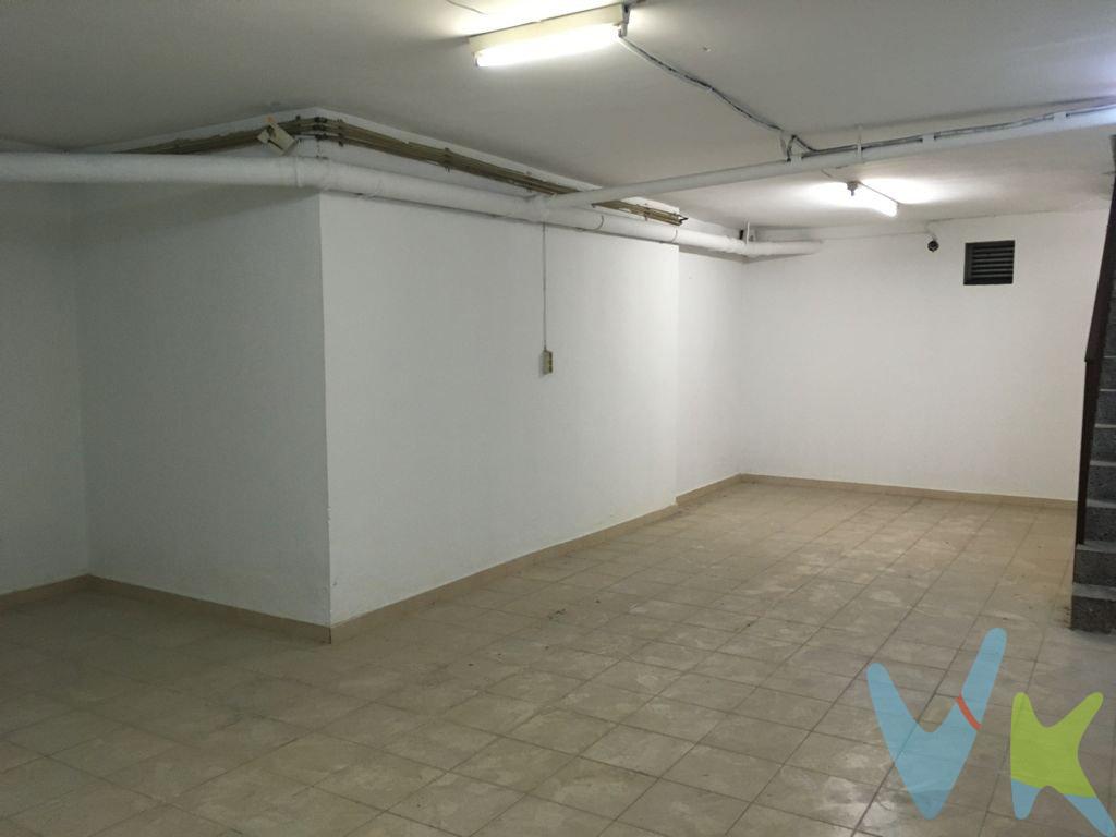 Local comercial esquinero en zona de paso. En  venta  en Vilanova i la Geltrú. Local diafano con 100 m2 en planta baja y 50 m2 en planta sótano. 2 persianas con escaparate muy amplio. Dispone también dos ventanas al amplio patio de la parte posterior