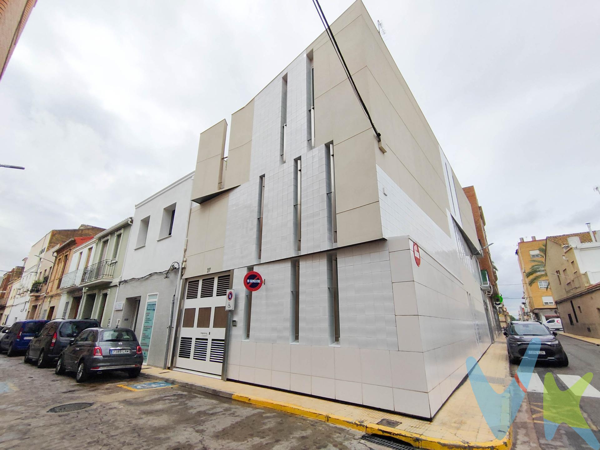 Peculiar e impresionante casa ubicada en el centro de Catarroja. Cuenta con las mejores calidades y con todas las comodidades. . Tiene tres terrazas, ascensor y sobre todo muchísima luz natural. La vivienda cuenta con cuatro dormitorios dobles, tres baños completos, uno de ellos en suite, también cuenta con un aseo, una bonita cocina independiente y un amplio salón comedor. Está construida con el propósito de crear espacios amplios y luminosos con unas calidades inmejorables, dispone de 8 Split de aire acondicionado, un quemador de gasoil para calefacción y agua caliente, parquet de TEKA ¡y muchísimo más!. ¡VEN A VISITAR TU FUTURO HOGAR!. *Nuestro departamento financiero puede conseguir tu financiación. ¡ Consúltanos !*. *Nota: Agencia Registrada con el Nº 1018 en el Registro Obligatorio de Agentes Inmobiliarios de la Comunitat Valenciana. Puede consultar en la web de la GVA. La oferta está sujeta a cambios de precio o retirada del mercado sin previo aviso. En el precio de venta no están incluidos: el impuesto del ITP, los gastos de Notaría, los honorarios de agencia y los gastos de financiación, si la hubiese. Este anuncio no es vinculante, puede contener errores, se muestra a titulo informativo y no contractual*. *Por mandato expreso del propietario, comercializamos este inmueble en exclusiva, lo que le garantiza el acceso a toda la información, a un servicio de calidad, un trato fácil, sencillo y sin interferencias de terceros. Por este motivo, se ruega no molestar al propietario, a los ocupantes de la propiedad o a los vecinos. Muchas gracias por su comprensión. Si usted es agente inmobiliario y tiene un cliente para este inmueble, llámenos: estaremos encantados de colaborar.*