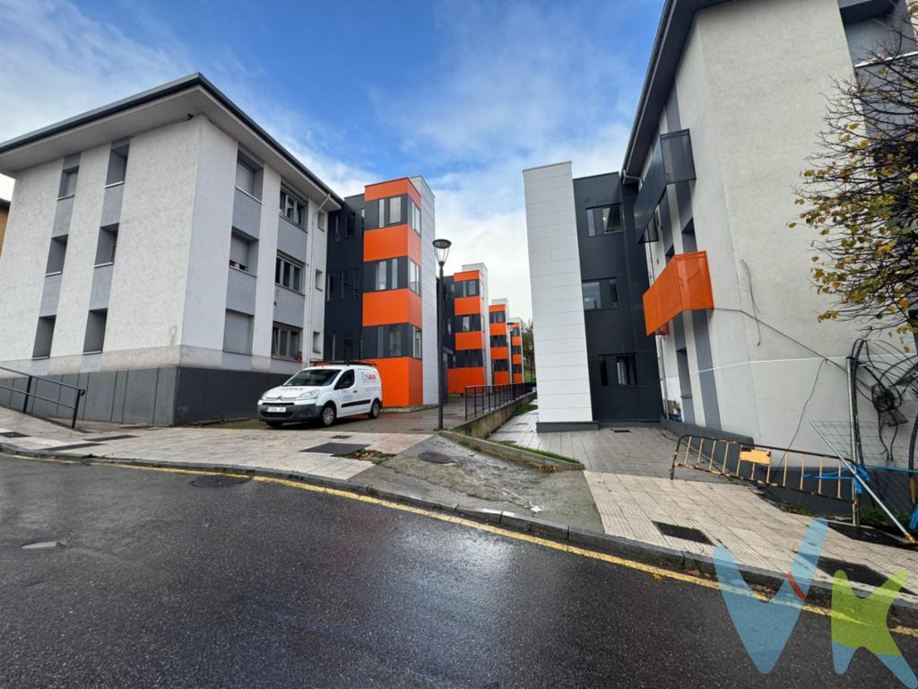  Al ingresar a la vivienda, destaca de inmediato su distribución intuitiva y acogedora, perfecta para quienes buscan un hogar cálido y funcional. El piso cuenta con dos habitaciones luminosas, ideales tanto para el descanso como para utilizarlas como estudio o sala de trabajo. Cada estancia está diseñada para aprovechar al máximo el espacio, ofreciendo comodidad y libertad de movimiento.El salón principal es el corazón del hogar: amplio, cómodo y pensado para disfrutar en familia o con invitados. Sus grandes ventanales permiten la entrada abundante de luz natural, generando un ambiente vibrante durante todo el día. Además, dispone de una despensa de buen tamaño que aporta un extra de practicidad.La cocina, funcional y bien distribuida, está equipada para cubrir todas las necesidades del día a día. Ofrece amplias superficies de trabajo y zonas de almacenamiento, creando un espacio ideal para experimentar con la gastronomía. Su diseño favorece la ventilación y la iluminación natural, uno de los puntos fuertes de la vivienda.El edificio también aporta ventajas destacables: cuenta con la fachada y el tejado rehabilitados, así como con un ascensor para cuatro personas que garantiza mayor comodidad y accesibilidad, especialmente útil para familias con necesidades específicas o para quienes valoran la facilidad de acceso.Como complemento, la vivienda incluye una carbonera, perfecta para quienes requieren espacio de almacenamiento adicional.a 1,5 km de la playa del Arbeyal.No pierda la oportunidad de visitar este excelente piso; el hogar que siempre ha soñado puede estar esperándole en Jove, Gijón.