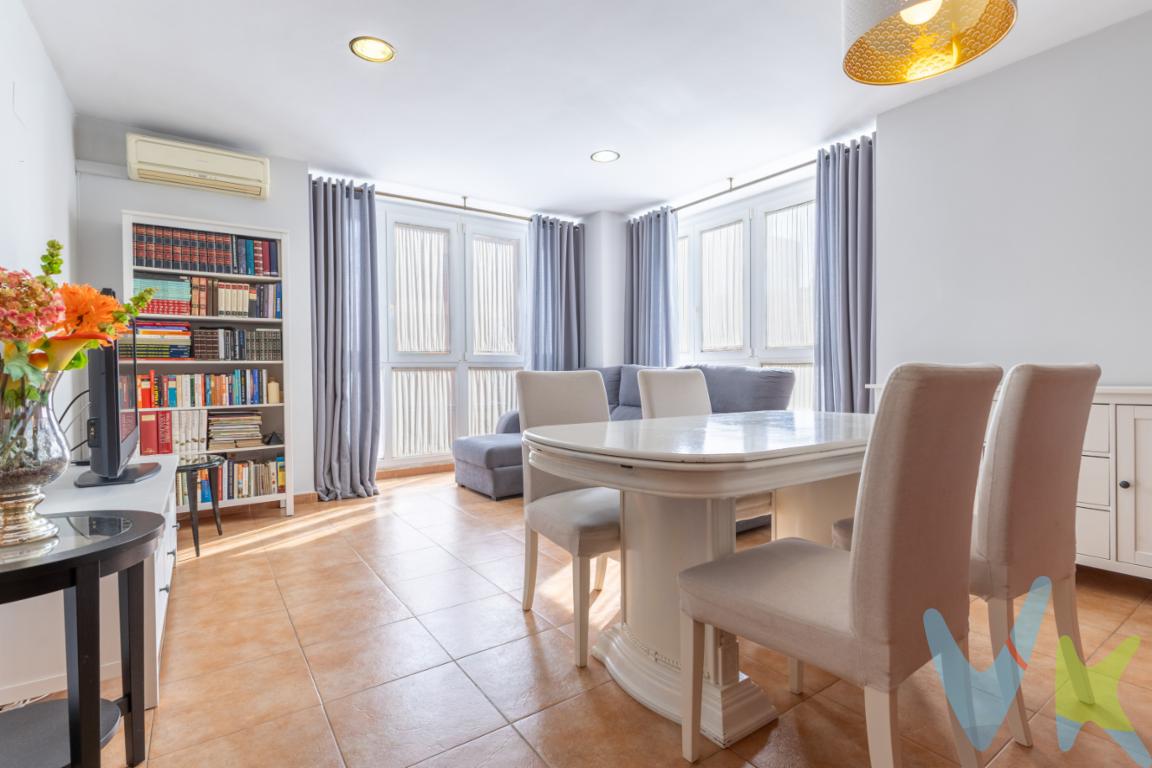 Amplia vivienda de 3 habitaciones y 2 baños en zona playa.Si sueñas con vivir cerca del mar, esta fantástica vivienda situada en la zona playa es una oportunidad que no puedes dejar escapar.Amplia, cómoda y con una distribución pensada para disfrutar del día a día, reúne todas las características para convertirse en tu próximo hogar.Su excelente separación entre la zona de día y la zona de descanso, junto con sus tres dormitorios, la convierten en una opción ideal tanto para familias como para quienes necesitan espacio adicional para teletrabajar, crear una zona de estudio o disponer de una habitación para invitados.Al acceder a la vivienda nos recibe un amplio recibidor que distribuye de forma cómoda e independiente todas las estancias.Este espacio aporta una agradable sensación de amplitud y permite diferenciar perfectamente la zona de día de la zona de descanso, ofreciendo una distribución muy práctica y funcional.La vivienda está situada en una primera planta sin ascensor.El salón-comedor es uno de los grandes protagonistas de la vivienda.Se trata de una estancia amplia, luminosa y muy acogedora, perfecta para disfrutar de reuniones familiares, comidas con amigos o simplemente relajarse al finalizar el día.Gracias a sus dimensiones, permite crear cómodamente una amplia zona de estar junto a una zona de comedor, convirtiéndose en el auténtico corazón del hogar.La cocina es independiente, espaciosa y muy funcional, diseñada para ofrecer comodidad en el día a día.Su distribución facilita tanto el almacenamiento como el trabajo diario y dispone de acceso directo a una práctica lavandería independiente, un espacio muy útil que aporta un extra de organización para las tareas domésticas.La zona de descanso está compuesta por tres amplios dormitorios, todos ellos con una distribución muy aprovechable y gran versatilidad.El dormitorio principal ofrece espacio suficiente para una cama de matrimonio y mobiliario auxiliar, mientras que las otras dos habitaciones pueden destinarse a dormitorios infantiles, despacho, cuarto de invitados o zona de teletrabajo, adaptándose perfectamente a las necesidades de cada familia.La vivienda dispone además de dos baños completos, una característica muy valorada que proporciona comodidad y funcionalidad para todos los miembros del hogar.Uno de los aspectos más destacados de esta vivienda es su magnífica distribución interior.La separación entre las estancias de uso común y la zona de descanso proporciona una mayor privacidad y tranquilidad, haciendo que cada espacio resulte cómodo, independiente y perfectamente aprovechado.Además de todas sus cualidades, su ubicación en la zona playa te permitirá disfrutar de un entorno privilegiado, con todos los servicios al alcance de la mano y la posibilidad de pasear junto al mar siempre que lo desees.Una vivienda perfecta tanto para residencia habitual como para segunda residencia, donde podrás disfrutar de la tranquilidad y la calidad de vida que ofrece vivir cerca de la costa.Contacta con nosotros para obtener más información o concertar una visita.Estaremos encantados de enseñártela.Calificacion energetica:  E.REF: 4691. 