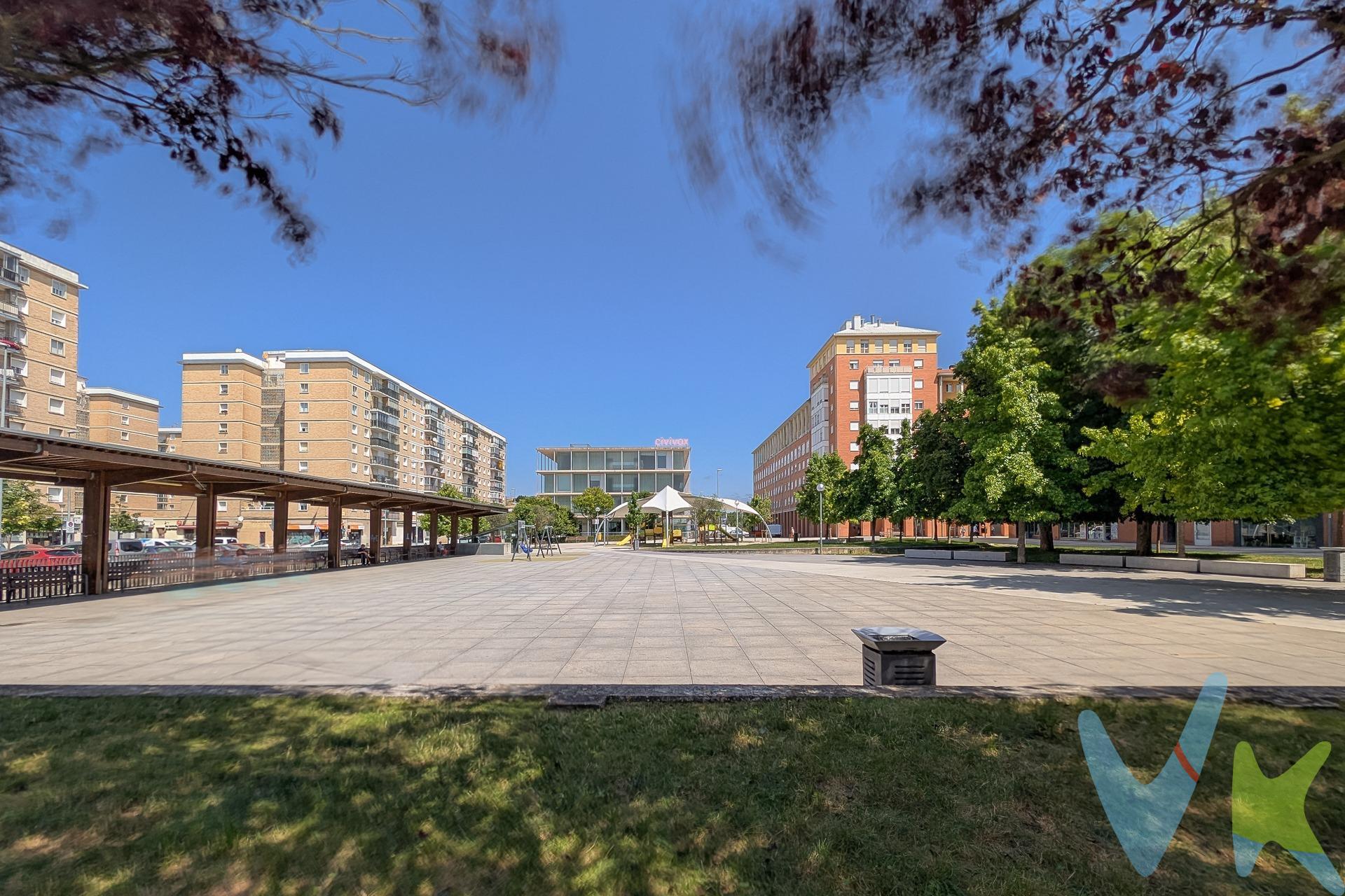 Presentamos este amplio piso en el barrio de San Jorge de Pamplona. . Con una superficie de construcción de 93 m² y útil de 80.58 m², esta vivienda destaca por su buena conservación y luminosidad gracias a su altura y localización frente a una gran plaza en una de sus fachadas y con otra fachada orientada a un gran patio de manzana. Cuenta con tres habitaciones que ofrecen un entorno acogedor para toda la familia. Además, existe la posibilidad de adaptar el espacio de despensa para incluir un segundo baño según las necesidades del futuro propietario. La localización es ideal al estar cerca de colegios y contar con diversas líneas autobús cercanas, lo que facilita los desplazamientos diarios así como el acceso a servicios comerciales fundamentales en tu día a día. No pierdas esta oportunidad única; ven a visitar este hogar espacioso donde disfrutarás tanto del confort interior como del dinamismo urbano.