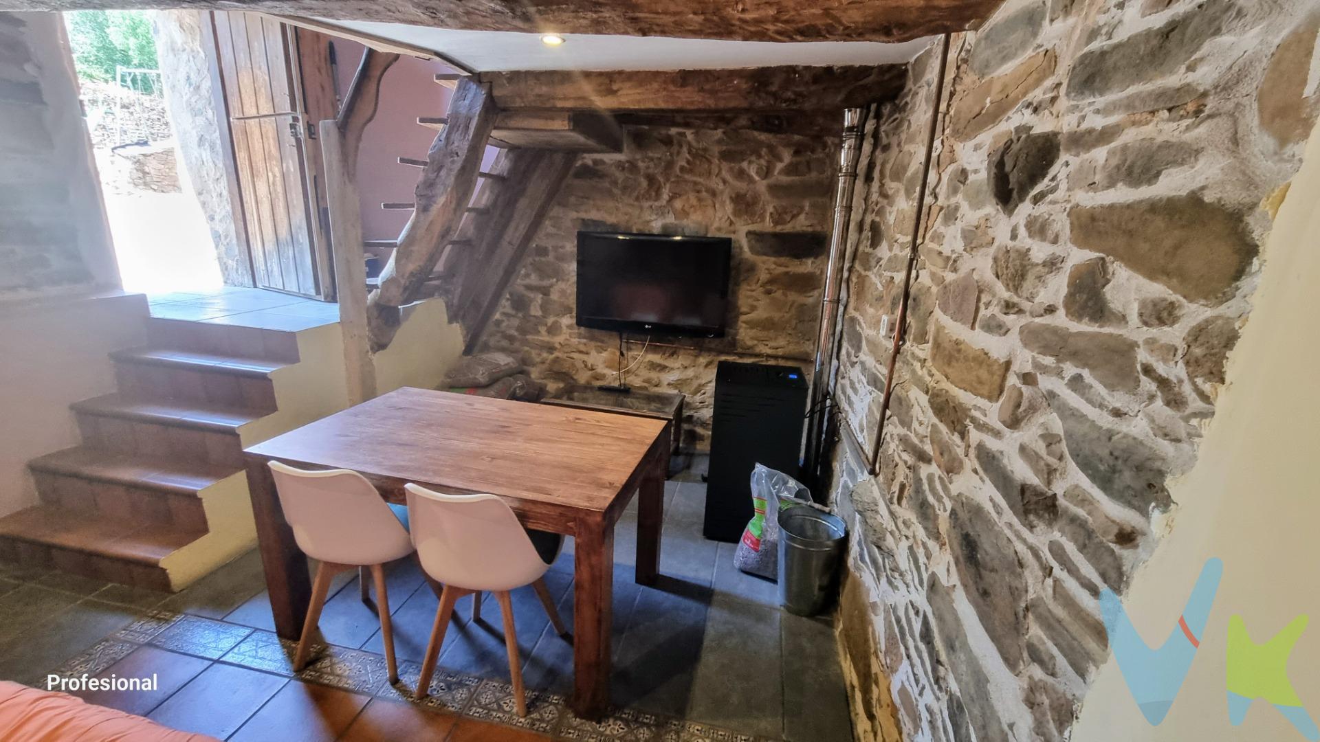 Donde el tiempo se detiene y el alma respira. En el corazón de San Justo de Cabanillas, un pequeño rincón escondido en el Bierzo, te espera un refugio que no sigue modas, pero está en sintonía con tu esencia. Un loft rústico, esculpido en piedra y maderas centenarias, restaurado con mimo y actualizado al confort del siglo XXI. Aquí no llegan las prisas. Solo la calma. Te envolverá el crujir de la madera noble bajo tus pasos, el susurro del viento entre los castaños y el aroma a leña que cuenta historias al caer la tarde. Es un espacio abierto para perderse y reencontrarse. Para quienes anhelan desconectar del ruido y reconectar con lo esencial. No es solo un lugar. Es un regreso a ti mismo. San Justo de Cabanillas te espera. Tu refugio también. Cercano está el Ayuntamiento de Noceda del Bierzo, un pueblo con 4.000 años de historia, famoso por sus rutas a pie y a caballo; que dispone de consultorio médico y farmacia. VISÍTALO Y HAZNOS TU MEJOR OFERTA.!!!!. Por mandato expreso del propietario, comercializamos este inmueble en exclusiva, lo que garantiza el acceso a toda la información, a un servicio de calidad, en un trato fácil, sencillo y sin interferencias de terceros. Por este motivo, se ruega no molestar al propietario, a los ocupantes de la propiedad o a los vecinos. Muchas gracias por su comprensión. . 