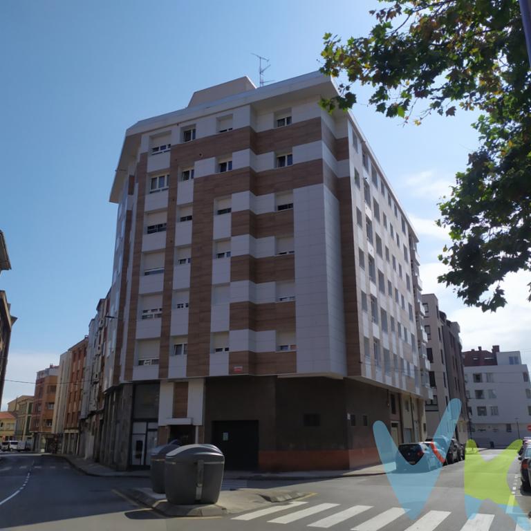 VENTA.  Amplio piso en la zona del Natahoyo (justo enfrente del parque de la Atalia y con vistas a el), al lado de todos los servicios: ambulatorio, colegios, supermercados, parques.. Ubicado a diez minutos andando de la Playa de Poniente y 20 minutos al centro de Gijon. Zona tranquila y bien comunicada con autobuses para todas las zonas de Gijón cada pocos minutos.. Buen edificio con ASCENSOR y FACHADA RECIEN REHABILITADA.Piso amplio y con buenos huecos. DISTRIBUCCION:  Amplia entrada, 3 habitaciones ( dos de ellas con vistas al parque y una de ellas ademas con una bonita galeria con mucha luz y una despensa), amplio salón (18 metros), cocina y baño. Ventanas de PVC con doble cristal, suelos de terrazo, ...Es ideal para convertirlo en tu hogar familiar, no deje de visitarlo !!!En el precio del inmueble no están incluidos los gastos de registro, notaria e impuesto de trasmisiones.