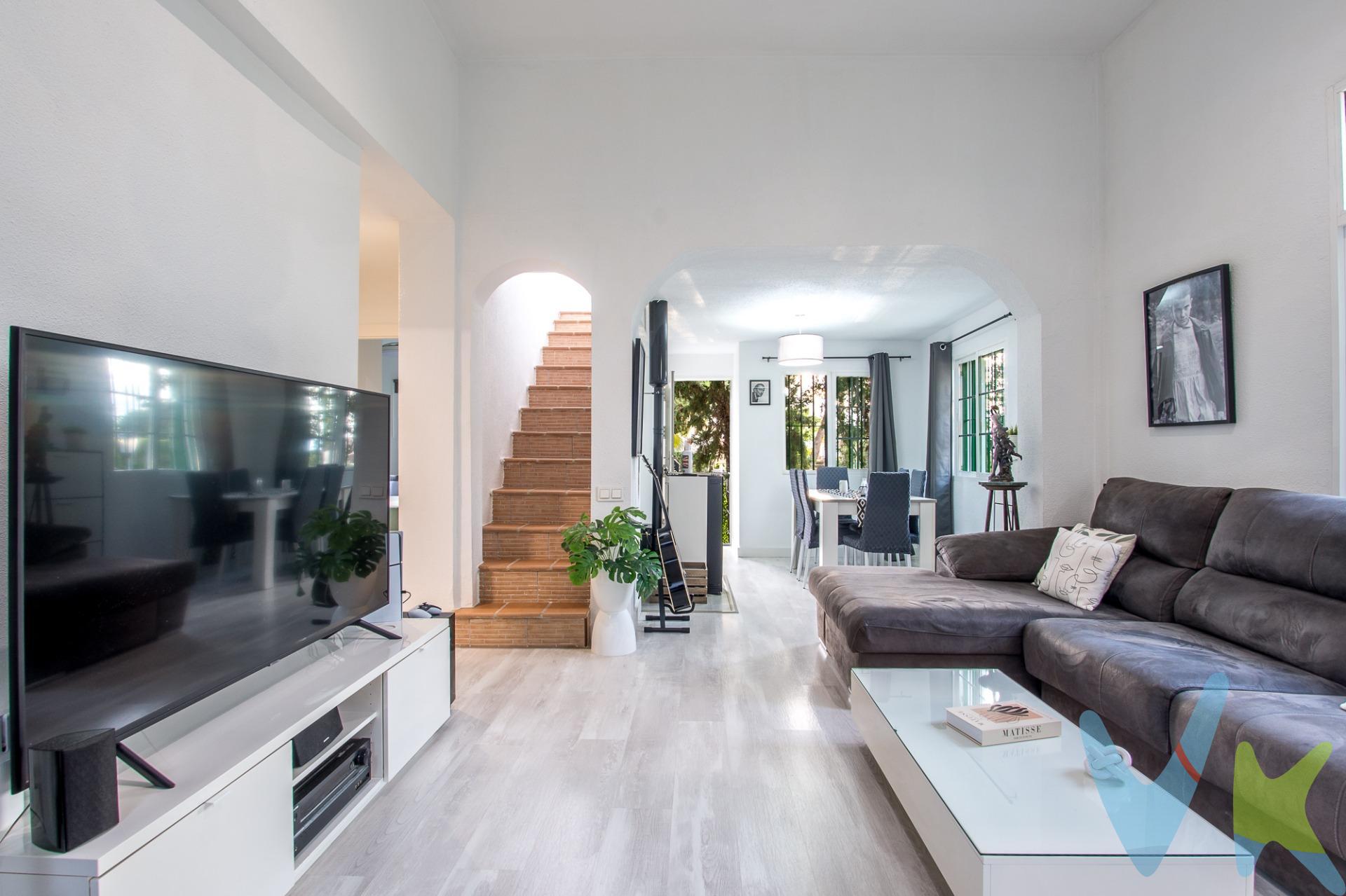 Crea el hogar que siempre has soñado… 🏡✨. Descubre este encantador chalet situado en La Alcayna, una de las zonas residenciales más apreciadas de Molina de Segura, ideal para quienes buscan tranquilidad, comodidad y calidad de vida sin renunciar a la cercanía de todos los servicios. La Alcayna destaca por su ambiente residencial, sus zonas verdes y su entorno familiar, convirtiéndose en un lugar perfecto para disfrutar del día a día y desconectar del ritmo de la ciudad. La vivienda cuenta con una distribución pensada para aprovechar cada espacio y ofrecerte el confort que necesitas. Dispone de 2 dormitorios, un baño completo, salón, comedor, un agradable porche, una gran terraza y un práctico sótano, un espacio versátil que podrás adaptar a tus necesidades: zona de ocio, espacio de almacenamiento, gimnasio o ese rincón especial que siempre has querido tener. Además, podrás disfrutar de una piscina comunitaria, perfecta para refrescarte durante los meses de verano y compartir momentos inolvidables con familiares y amigos. Su porche y su amplia terraza te invitan a disfrutar del aire libre, organizar comidas al sol o simplemente relajarte al final del día. ✨ Un hogar con espacios para disfrutar, una ubicación privilegiada y todo el potencial para convertirlo en el lugar que siempre has imaginado. ¿Te imaginas viviendo aquí? Contacta con nosotros y ven a descubrirlo. ¡Puede ser el comienzo de tu nueva historia!. SITUACION JURIDICA DE LA VIVIENDA , EXISTE UNA DISCREPANCIA DE SUPERFICIE ESTRE LA REALIDAD FISICA Y LA JURIDICA. 🔑 Comercialización en multidifusión. Por mandato expreso del propietario, este inmueble se comercializa en multiexclusiva, lo que garantiza un acceso completo a la información, un servicio profesional y una gestión ordenada, sin interferencias de terceros. Si eres agente inmobiliario y tienes un cliente interesado, estaremos encantados de colaborar. Contáctanos sin compromiso. 🤝 Una compra tranquila y bien acompañada. Al contactar directamente con nosotros, evitarás molestias innecesarias a la propiedad. Nos encargamos de toda la intermediación, facilitándote la documentación, la información necesaria y un trato cercano, claro y sin complicaciones. Te informaremos con total transparencia de todos los aspectos de la compra, incluidos gastos y honorarios de agencia para que tomes decisiones con calma y seguridad. Nuestra forma de trabajar se basa en algo muy sencillo:. Calma → la tranquilidad de comprar tu vivienda con acompañamiento profesional en todo el proceso con nosotros. A continuación, te informamos de los gastos de compra no incluidos en el precio, para garantizar un proceso claro y tranquilo:. PVP: 240.000€. No incluye gastos, impuestos y demás gastos legalmente correspondan al comprador: ITP del 7,75% con carácter general; existen excepciones según normativa aplicable (1). Base imponible el mayor valor entre el precio de venta o el valor referencia catastral. Gastos Notaría y Registro: 1.900€ aprox. según complejidad y aranceles vigentes (2). Financiación: gastos de hipoteca, tasación y gatos bancarios a cargo del comprador, según su necesidad y elección. Servicio doble de intermediación: Honorarios inmobiliaria a cargo del comprador: 3% precio final, más IVA (21%), salvo acuerdo contrario tras negociación, no incluidos en PVP. Operación y condiciones de compraventa sujeta a aceptación expresa del vendedor. Para acceder a información y documentación legalmente exigible por el consumidor: https://www.inmotasa.es/consumidor/. (1) Para una información exhaustiva sobre el funcionamiento, tipos impositivos y bonificaciones del ITP en la Región de Murcia, puedes consultar el portal oficial de la Agencia Tributaria Autonómica en el siguiente enlace: agenciatributaria.carm.es/ITPAJD. (2) Tarifas notariales y registrales reguladas en Anexo I Del Real Decreto 1426/1989 y, Anexo I Del Real Decreto 1427/1989, respectivamente. 