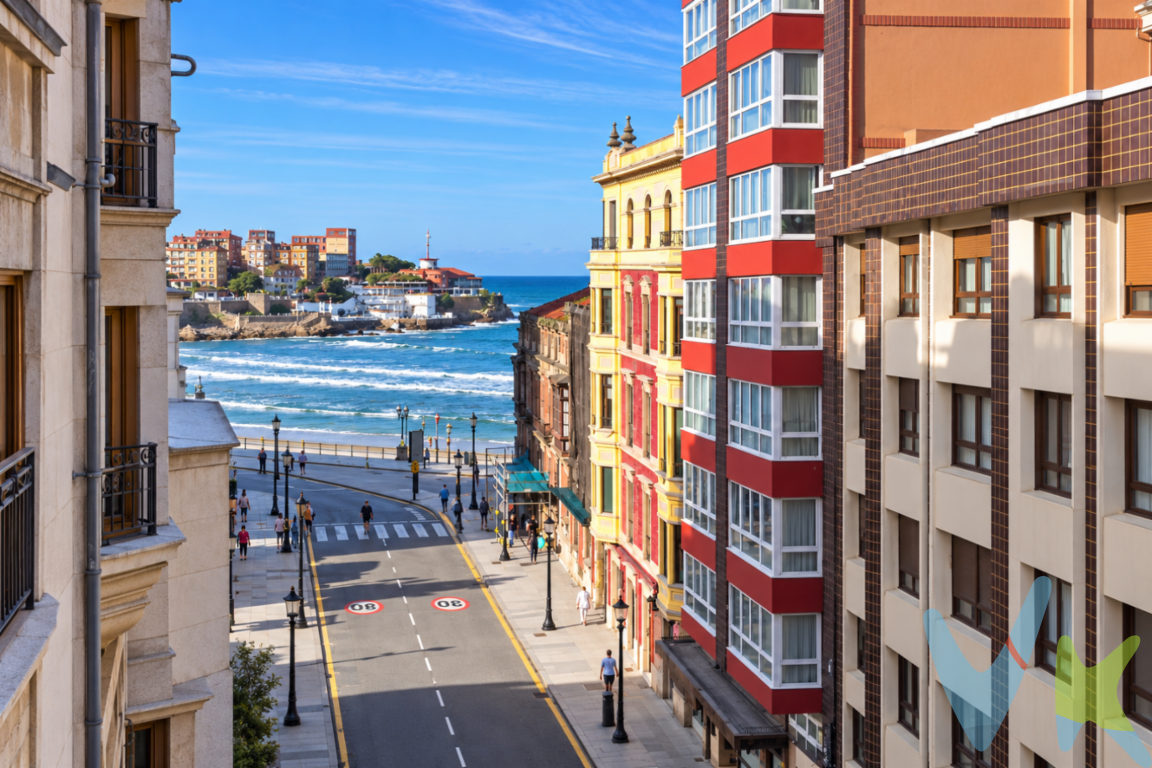 Hay viviendas que destacan por sus metros. Otras, por sus vistas. Y algunas, como esta, por reunir una ubicación difícil de igualar.En plena calle Capua, a escasos minutos de la playa de San Lorenzo, esta vivienda disfruta de altura, muchísima luz y vistas hacia algunos de los iconos más reconocibles de Gijón: la Escalerona, el Club de Regatas y el mar.La privacidad es otro de sus grandes atractivos: una única vivienda por planta, algo poco habitual en pleno centro de la ciudad.Actualmente dispone de tres dormitorios y tres baños, además de estancias amplias y una distribución con muchas posibilidades. Su configuración original incluía un dormitorio de servicio, por lo que, si se necesitase, podría recuperarse fácilmente una cuarta habitación.Una vivienda con espacio, luz y potencial, en una localización excepcional y con todos los servicios a pie de calle.Una de esas propiedades que no necesitan demasiadas explicaciones para entender por qué son especiales.Se informa a los interesados que el precio de venta indicado no comprende los honorarios al comprador de la agencia inmobiliaria, el Impuesto de Transmisiones Patrimoniales (ITP) ni los gastos asociados a la compraventa (notaría, registro de la propiedad y otros)