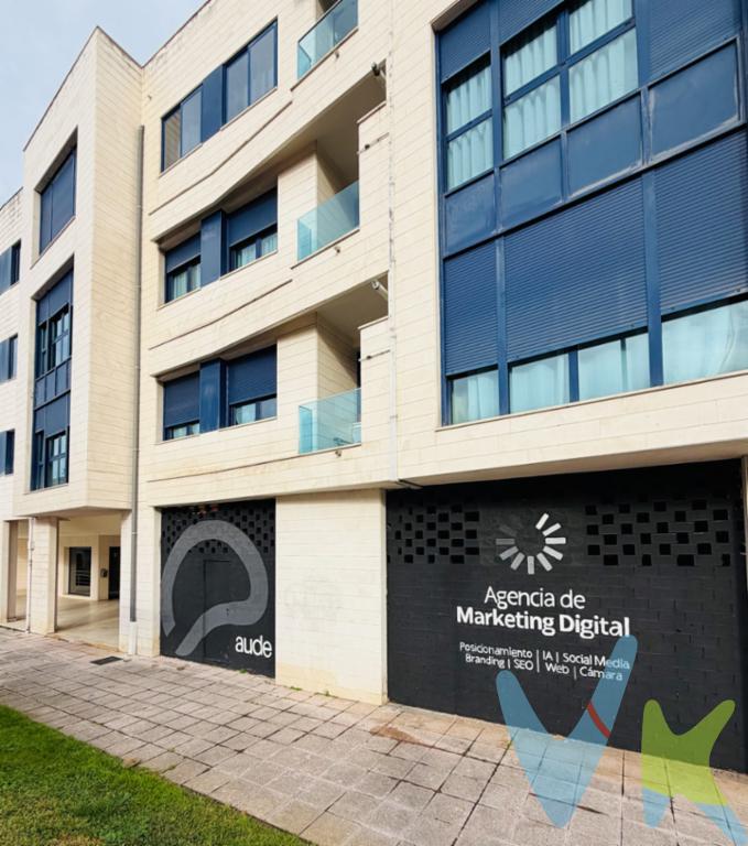 Ubique su negocio en una de las zonas con mayor proyección de El Astillero. Este magnífico local comercial representa una oportunidad excepcional para empresas, emprendedores y profesionales que buscan un espacio versátil, representativo y con gran potencial de adaptación.El inmueble destaca por su amplitud, funcionalidad y posibilidades de configuración, convirtiéndose en una opción ideal para una amplia variedad de actividades. Su distribución y características permiten desarrollar proyectos como gimnasios boutique, centros de pilates o yoga, clínicas de fisioterapia, centros de estética avanzada, bienestar y salud, entrenamiento personal, academias, oficinas, despachos profesionales, showrooms, espacios coworking o cualquier negocio que necesite combinar imagen, operatividad y una ubicación estratégica.Construido en 2007, el local se encuentra actualmente en obra en bruto, ofreciendo la oportunidad perfecta para diseñar y adaptar cada espacio completamente a medida, según las necesidades y la identidad de su negocio. Una ventaja especialmente valorada por actividades que requieren una distribución personalizada, instalaciones específicas o una imagen corporativa diferenciada.Su ubicación estratégica en El Astillero garantiza visibilidad, comodidad y fácil acceso, tanto para clientes como para empleados. La zona destaca por su actividad y consolidación comercial, rodeada de servicios, conexiones y tránsito diario, factores clave para impulsar cualquier actividad profesional o empresarial.Gracias a su versatilidad y dimensiones, este local ofrece múltiples posibilidades de implantación y crecimiento, adaptándose fácilmente a diferentes modelos de negocio y necesidades operativas.Si busca un espacio con imagen, funcionalidad y posibilidades reales de crecimiento, este local merece una visita.Contacte con nosotros para ampliar información y descubrir todo el potencial que esta propiedad puede ofrecer a su proyecto profesional o empresarial.Gastos de notaría y registro no incluidos.
