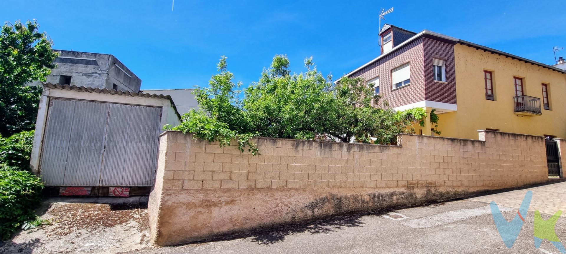 . Bienvenido a esta encantadora residencia en Toral de los Vados, donde lo práctico se combina con la comodidad, en un entorno privilegiado. Esta distinguida propiedad de dos niveles ofrece un estilo de vida desahogado y todas las comodidades que puedas desear. Al entrar, serás recibido por un amplio y luminoso espacio que invita a la relajación y la convivencia. La planta alta cuenta con una cuidadosa distribución que integra armoniosamente la sala de estar, el comedor y una cocina  equipada con electrodomésticos. Grandes ventanales inundan estas áreas con luz natural, creando un ambiente cálido y acogedor. Desde el salón, orientado al sur, ves el exuberante jardín,  donde podrás disfrutar de momentos de tranquilidad y entretenimiento al aire libre. El cuidado diseño paisajístico resalta la belleza natural del entorno, ofreciendo un espacio perfecto para reuniones familiares, barbacoas o simplemente para disfrutar del sol. La planta alta alberga las habitaciones, todas ellas bañadas en luz natural y diseñadas para ofrecer el máximo confort y privacidad. Las habitaciones son  espaciosas y luminosas, perfectas para descansar y recargar energías. Además, esta propiedad cuenta con una bodega en planta baja, ideal para almacenar tus mejores selecciones de vino o convertirla en un espacio versátil según tus necesidades. También cuenta con un garaje cerrado y un pozo de agua. Los materiales nobles utilizados en toda la casa, como el terrazo hidráulico, no solo añaden un toque de elegancia atemporal, sino que también garantizan durabilidad y resistencia, para que puedas disfrutar de esta maravillosa residencia durante muchos años sin preocupaciones. En resumen, esta casa en Toral de los Vados ofrece una combinación perfecta de confort y funcionalidad en un entorno bonito. ¡Ven y descubre el hogar de tus sueños! ¡VISÍTALA Y HAZNOS TU MEJOR OFERTA!!!. Por mandato expreso del propietario, comercializamos este inmueble en exclusiva, lo que garantiza el acceso a toda la información, a un servicio de calidad, en un trato fácil, sencillo y sin interferencias de terceros. Por este motivo, se ruega no molestar al propietario, a los ocupantes de la propiedad o a los vecinos. Muchas gracias por su comprensión.