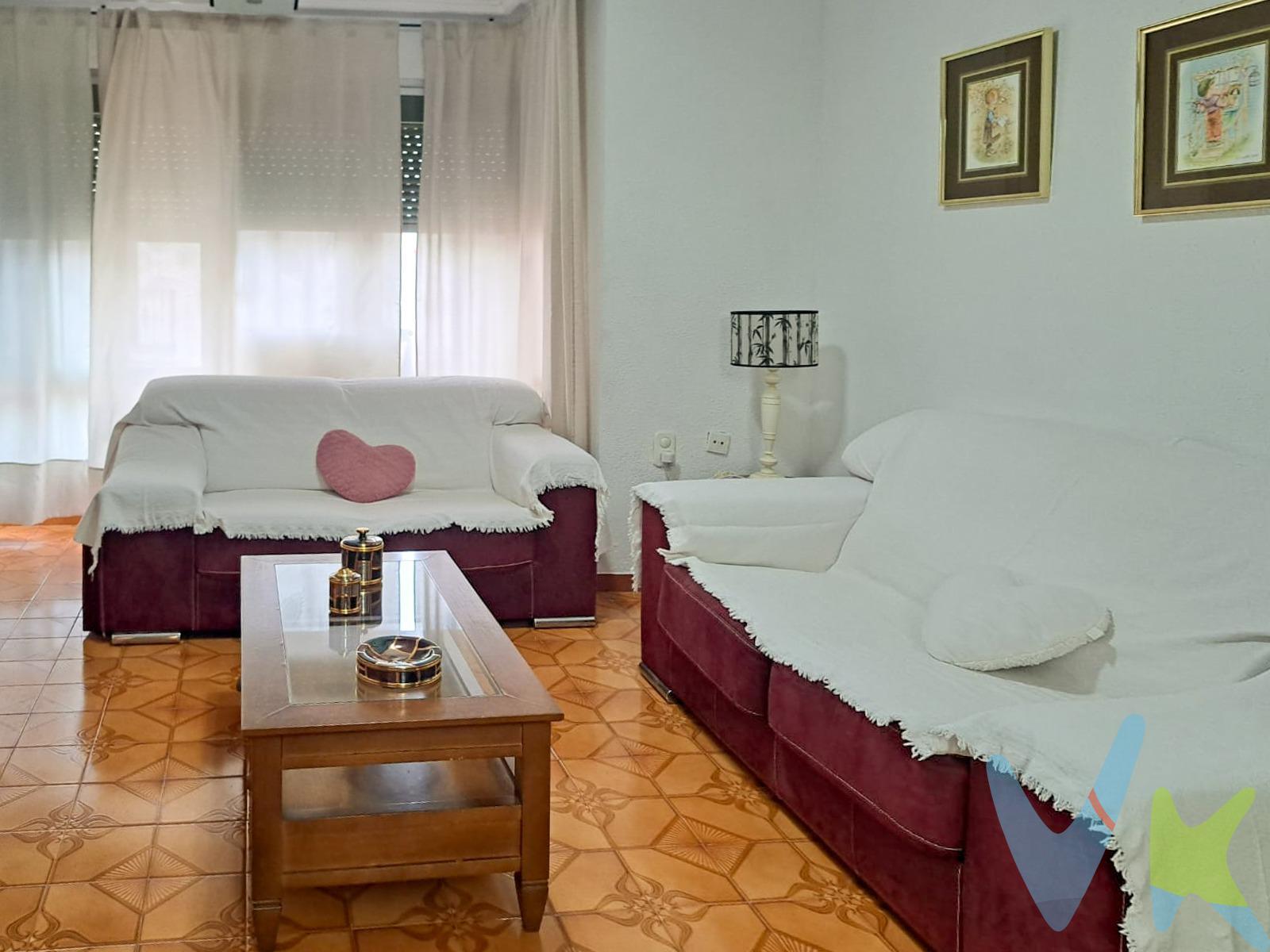 Si buscas un hogar espacioso, bien distribuido y lleno de posibilidades, este primer piso sin ascensor en Alberic es justo lo que necesitas. Cuenta con tres habitaciones, un baño completo reformado y un salón-comedor versátil, que puedes mantener como un solo espacio o separar con su puerta plegable, según lo que más te convenga. La cocina, totalmente equipada, se conecta con un salón con chimenea, perfecto para disfrutar de comidas en familia o reuniones con amigos en un ambiente acogedor. Además, dispone de una zona de lavadero, un detalle práctico que siempre se agradece. Y eso no es todo: la vivienda también incluye un espacio cerrado por terminar, ideal para adaptarlo a tus necesidades, con acceso a una pequeña terraza donde relajarte al aire libre. 📍 Ubicación inmejorable: El piso está cerca de todas las necesidades diarias, como tiendas y servicios, y se encuentra a solo 150 metros del ambulatorio y cerca de un colegio, lo que lo hace perfecto para familias. Además, su fácil acceso a la autovía y la estación de metro convierten esta vivienda en una opción ideal para quienes buscan movilidad y comodidad. Para completar esta experiencia, el piso cuenta con un garaje cerrado OPCIONAL a pocos metros del inmueble (30.000€) así que olvídate de problemas de aparcamiento: tu coche también tendrá su propio espacio seguro. ¡No dejes pasar esta oportunidad y ven a visitarlo!. El inmueble se encuentra certificado con el sello de ASICVAL el único sello de garantía del sector que asegura a los consumidores que las propiedades comercializadas cuentan con toda la información y documentación exigida por la normativa actual. Para más información y para programar una visita, no dude en ponerse en contacto con nosotros. Móvil 96 172 45 35. www.grupo-vive.com. vivexativa@grupo-vive.com