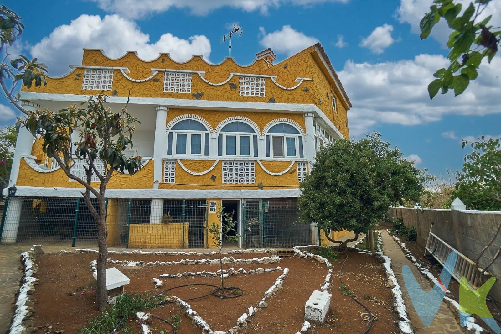 Esta magnífica propiedad ubicada en Firgas, ofrece una experiencia única de comodidad con muchas posibilidades. Tiene una superficie construida de 450 m², distribuida en dos plantas principales y un sótano con espacio independiente para animales, material de jardinería y hasta una cueva. En la planta baja, de 251 m², encontramos una cocina independiente perfectamente equipada con muebles de madera noble. 2 dormitorios amplios. 2 baño completos. Acogedor salón comedor con acceso a una terraza, ideal para disfrutar de agradables momentos al aire libre. Zona independiente de gimnasia y sauna. Cuarto de televisión, oficina y de ocio. Subiendo a la primera planta, de 197 m², a través de una elegante escalera conectada con el salón, descubrimos una habitación simple y dos habitaciones dobles, una de ellas con acceso a una gran terraza desde donde se pueden admirar de unas vistas panorámicas. Esta planta también cuenta con un baño completo y una cocina con el toque de antaño. La propiedad se asienta en una parcela de 970 m², con un sótano destinado a almacén de 28 m² y un amplio garaje de 54 m², el cual hay que mencionar que tiene un techo de amianto . La azotea transitable es su punto fuerte, ofreciendo vistas espectaculares al mar y a la montaña, perfectas para disfrutar de atardeceres inolvidables. El exterior de la casa está rodeado por una zona ajardinada, cuidadosamente delimitada, una zona de barbacoa y espacios de recreo con vegetación variada y árboles frutales. Incluso dispone de un espacio techado que podría ser utilizado como garaje extra, habitación de invitados o pequeño apartamento.. Ubicada cerca de la circunvalación de Arucas, esta propiedad está a solo 15 minutos de la ciudad de Las Palmas de Gran Canaria. . Destaca por su tranquilidad, seguridad, y su excelente ubicación, ofreciendo fácil acceso al casco urbano y a municipios cercanos. La casa está actualizada notarial y registralmente, asegurando una transacción segura y transparente. Esta propiedad no es solo una casa, sino un hogar lleno de encanto y confort, ideal para quienes buscan un estilo de vida excepcional. Los gastos derivados de la compra venta no están incluidos en el precio final. 