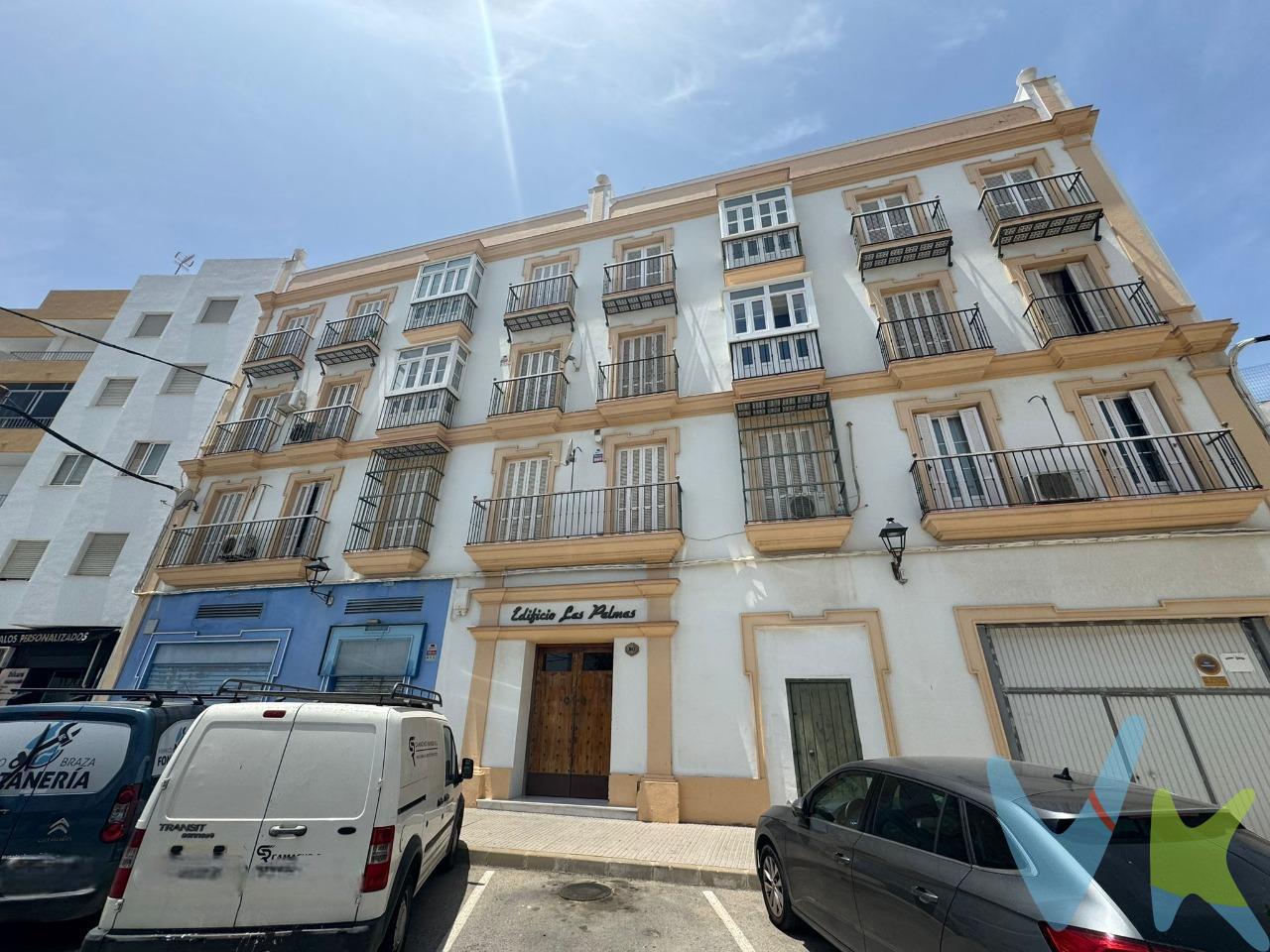 Descubre este encantador piso ubicado en la Avda. Reyes Católicos, ideal para quienes buscan comodidad y calidad de vida a un paso del mar 🌊. Con una superficie construida de 98 m² y útil de 82 m², esta propiedad se encuentra en perfecto estado y lista para entrar a vivir 🏡. El inmueble que ofrecen luminosidad natural gracias a su orientación Este-Oeste ☀️🌙 cuenta con dos habitaciones dobles amplias la principal con vestidor con armario, un salón amplio con aire acondicionado ⛄ en el salón para tu confort durante todo el año, cocina independiente y un cuarto independiente con armarios para guardar ropa fuera de temporada o materiales que no necesites. Además, dispone de un baño completo con doble lavabo🚿. Ubicado estratégicamente a solo 9 km del mar 🏖️, disfruta también de excelentes conexiones con las principales carreteras saliendo hacia otras localidades o trayectos más largos; además hay parada cercana del tranvía 🚋 que facilita aún más tus desplazamientos diarios. No te pierdas esta oportunidad única por sólo €175,000 💰! Contáctanos hoy mismo para visitar este maravilloso hogar. * Gastos, impuestos y honorarios de la agencia no incluidos en el precio.