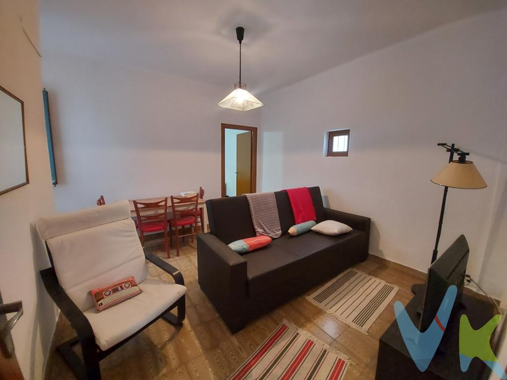 Acogedor piso de 3 habitaciones en el centro de Logroño.Se presenta una excelente oportunidad para adquirir un piso en una de las zonas más demandadas de Logroño. La propiedad está diseñada para quienes desean disfrutar de la vitalidad de la ciudad, teniendo acceso inmediato a todos los servicios y comodidades que ofrece la zona.El piso, disponible para la venta, se encuentra en la cuarta planta de un edificio que cuenta con ascensor, asegurando así un acceso cómodo y sin complicaciones. La estructura de este inmueble garantiza el máximo aprovechamiento del espacio, con 60.38 metros cuadrados útiles bien distribuidos, ofreciendo a sus futuros propietarios una experiencia de vida urbana placentera y práctica.Con un total de 70.89 metros cuadrados construidos, este piso ofrece tres acogedoras habitaciones, proporcionando un espacio ideal para familias, parejas jóvenes o individuos que requieran espacio adicional para sus actividades diarias. Las habitaciones están diseñadas para ofrecer tranquilidad y privacidad, asegurando que cada integrante de la familia tenga su propio espacio personal.El funcional diseño del piso permite disfrutar de una distribución equilibrada, facilitando la personalización de los ambientes conforme a las necesidades y gustos personales de sus propietarios. La luminosidad natural es uno de los aspectos resaltantes de este inmueble, gracias al flujo de luz que atraviesa cada una de las estancias, creando un ambiente cálido y acogedor.Ubicado en una de las áreas más céntricas de Logroño, residir en este piso supone estar a poca distancia de una gran variedad de tiendas, restaurantes, centros de ocio y culturales, así como de oficinas y servicios públicos. Esta estratégica localización asegura que el día a día de sus futuros dueños esté rodeado de comodidades y opciones para disfrutar del tiempo libre.Además, la vida en este piso está pensada para ofrecer confort tanto en la cotidianidad como en momentos de ocio, con posibilidad de personalizaciones adicionales para crear el hogar perfecto.En su interior, el espacio invita a crear un hogar único. La cocina y el salón se presentan como áreas ideales para reuniones familiares o con amigos, siendo espacios que permiten tanto el disfrute de la cotidianidad como de ocasiones especiales.No deje pasar la oportunidad de visitar este espléndido piso en el corazón de Logroño. Este inmueble es una opción inmejorable para aquellos que valoran la calidad de vida en un entorno privilegiado. Se trata de una inversión segura que proporcionará satisfacción y comodidad a sus nuevos propietarios. Descubra su futuro hogar y viva la experiencia del estilo de vida que siempre ha deseado. 