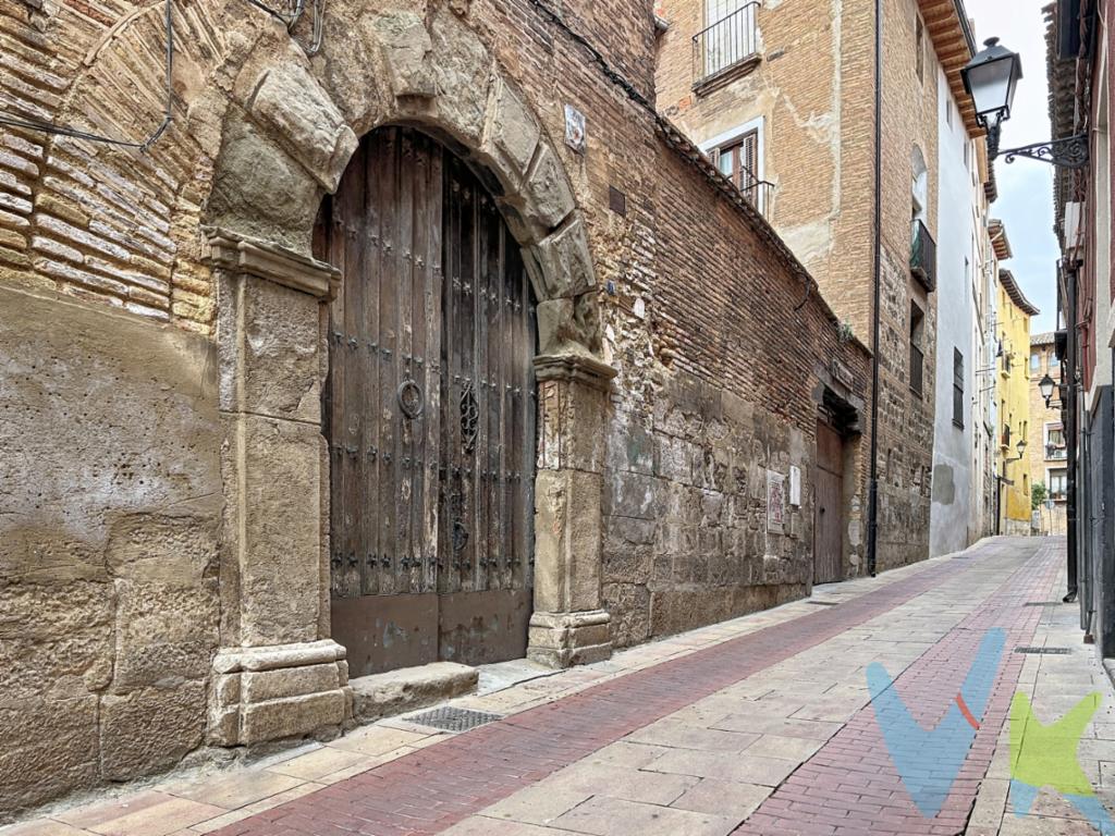 Sabor en el Casco Histórico de Tudela. La vivienda principal, reformada y lista para que te instales con total comodidad, se distribuye de forma práctica en tres dormitorios, un salón acogedor, cocina y un baño completo, contando además con caldera de gas natural para la calefacción y el agua caliente. Lo que realmente distingue a este inmueble y le aporta una gran versatilidad es su estudio independiente, que incluye dos habitaciones y un baño adicional, ideal para adaptarlo a tus necesidades familiares, recibir visitas o crear un espacio de teletrabajo. Para completar esta vivienda, contarás con un trastero en el hueco de la escalera y acceso a un patio comunitario con barbacoa. SITUACION LEGAL: Registralmente se vende una quinta parte indivisa (20%) del edificio. Sin posibilidad de obtener Hipoteca. Edificio sin división horizontal en escrituras. La finca no cuenta con la constitución de una comunidad de propietarios. Cuenta con Cedula de Habitabilidad y Certificado Energético. Se puede vivir perfectamente en el inmueble en venta y estudio independiente. Servicios de luz, agua y gas dados de alta.
