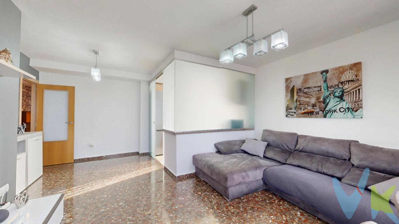Si buscas una vivienda cómoda, luminosa y con el espacio muy bien aprovechado, este piso en la calle Santa Teresita de Torrent, te va a gustar mucho.Nada más entrar se nota lo bien pensada que está la distribución. Apenas hay pasillo, por lo que casi toda la superficie se gana directamente en las estancias principales. Se encuentra en una primera planta con ascensor, dentro de un edificio del año 2008 en muy buen estado de conservación.Cuenta con dos habitaciones dobles amplias, ambas con armario empotrado. El piso dispone de dos baños completos: uno en suite dentro del dormitorio principal (con bañera) y otro ubicado en el pasillo (con plato de ducha), ideal para dar servicio a la segunda habitación y a las visitas.La cocina es independiente y tiene una puerta corredera muy práctica para no restar espacio útil. Todo el piso recibe una luz natural estupenda durante la mayor parte del día, lo que hace que los espacios resulten muy acogedores.Como anexo, incluye una plaza de garaje en el propio edificio que, al no ser funcional actualmente para aparcar un coche, se aprovecha de forma práctica a modo de trastero para contar con un espacio extra de almacenamiento.La ubicación es tranquila y cómoda: tienes todos los servicios y comercios del día a día muy cerca, la parada de autobús a un paso y la estación de metro Avinguda a unos 15 minutos caminando.Una muy buena opción tanto para convertirlo en tu nuevo hogar como para invertir en Torrent.Si te apetece verlo en persona, no dudes en contactar con nosotros para organizar una visita. OBSERVACIONES:* El precio anunciado NO INCLUYE los impuestos, ni los gastos de la compraventa. A tal efecto, se informa que al referido precio habrá que añadirle los gastos propios de la transmisión inmobiliaria que correspondan a la parte compradora entre los que cabe enumerar los siguientes:- ITP con carácter general en Valencia es del 9%, pudiendo corresponderle otro tipo impositivo atendiendo a sus circunstancias personales (por edad, renta o situación familiar primera vivienda habitual, etc ) previstas legalmente.*Base imponible del impuesto el mayor valor entre el precio de compraventa, la tasación o el valor de referencia catastral.- Gastos de notaría y registro, en su caso, suelen oscilar aprox; entre 1,5% y 2,5% (aranceles variables según valor de compraventa, n.º de copias, etc ).- Si tramita la inscripción una gestoría, deberá abonar sus honorarios más IVA ( en este caso suele oscilar entre los 250EUR y los 400EUR + IVA).- Honorarios de mediación inmobiliaria a cargo del comprador del 3% del precio final de venta más IVA (21%), salvo otro pacto.Se informa al consumidor que la agencia actúa como intermediaria inmobiliaria en la operación, estando cualquier eventual compraventa y sus condiciones sujeta a la aceptación expresa del propietario-vendedor y a la posterior formalización del correspondiente contrato.* En nuestra agencia contamos con el distintivo de Agencia Registrada en el Registro de Agentes Inmobiliarios de la Comunidad Valenciana con nº de registro 1719 y cumplimos con todos los requisitos que debe tener un profesional del sector inmobiliario.* Por mandato expreso del propietario, COMERCIALIZAMOS ESTE INMUEBLE EN EXCLUSIVA, lo que le garantiza el acceso a toda la información, a un servicio de calidad, un trato fácil, sencillo y sin interferencias de terceros. Por este motivo, se ruega NO MOLESTAR AL PROPIETARIO, a los ocupantes de la propiedad o a los vecinos. Si usted es agente inmobiliario y tiene un cliente para este inmueble, llámenos estaremos encantados de colaborar. Muchas gracias por su comprensión.* La oferta está sujeta a cambios de precio o retirada del mercado sin previo aviso. Este anuncio en su conjunto, incluyendo textos, fotos, imágenes o cualquier otro contenido de este, no es vinculante dado que la información es ofrecida por terceros y puede contener errores. Se muestra a título informativo y no contractual.* Esta propiedad se pone a la venta con toda la documentación comprobada y en regla, por lo que ofrecemos GARANTÍAS a los compradores.*¿Qué te ofrecemos en nuestra agencia? - Agilizamos y hacemos más cómodo el proceso. - ¡Nos ocupamos de todo! Cero preocupaciones. - Recibe apoyo legal y fiscal durante todo el proceso. - Experto inmobiliario 100% a tu lado. - Asistencia post venta ¡Seguimos a tu lado! Si deseas saber más, no dudes en ponerte en contacto con nosotros. 
