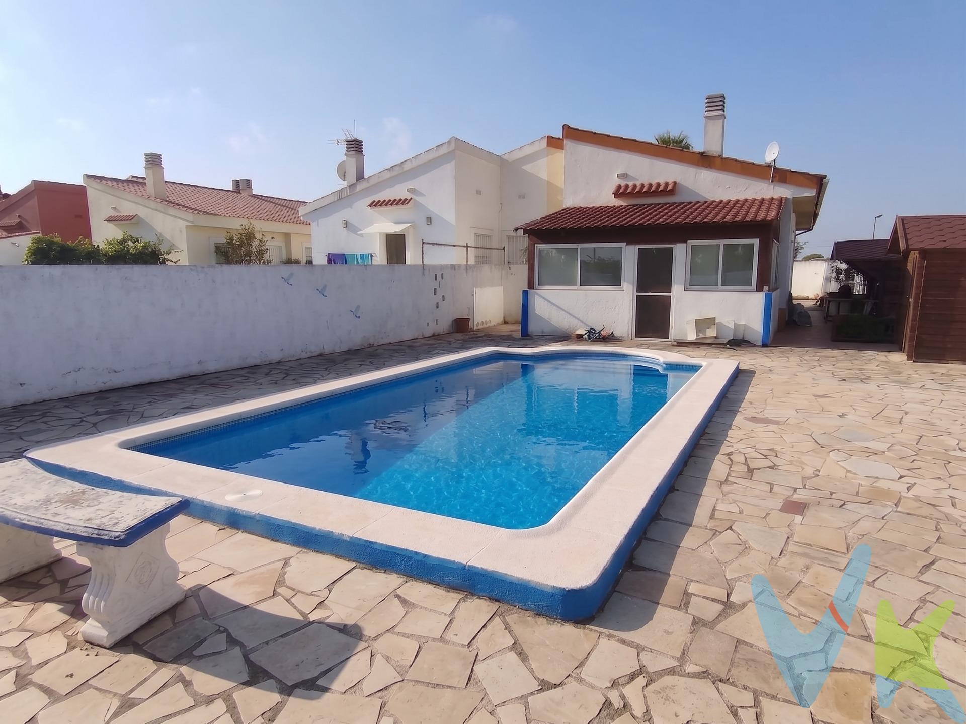 Fantástica vivienda unifamiliar pareada distribuida íntegramente en una sola planta, ubicada en Ulldecona, un pueblo tranquilo ideal para quienes buscan comodidad, accesibilidad y amplios espacios al aire libre. Situada en un entorno apacible y a tan solo 20 minutos en coche de la playa más cercana, esta propiedad combina a la perfección el confort interior con una espectacular zona exterior privativa. Distribución en una sola planta: Sin escaleras, ofreciendo máxima comodidad para el día a día. 2 Dormitorios: Estancias luminosas y bien distribuidas. 2 Baños completos: Uno equipado con bañera y el otro con plato de ducha. Salón-Comedor con Chimenea: Un espacio cálido y acogedor, ideal para disfrutar de reuniones familiares en cualquier época del año. Cocina y Zona de Servicios: Cocina funcional con lavadero independiente, recibidor y zona de paso. Exteriores y Entorno Privado:. Piscina Privada y Jardín: Zona exterior perfectamente orientada para disfrutar del sol y del ocio al aire libre. Terrazas: Cuenta con una fantástica terraza cubierta y una terraza descubierta de . Amplia Parcela Privativa: Parcela de 424 m² destinada a jardín, acceso y zona de aparcamiento privado, delimitada perimetralmente. ¡Una oportunidad única para disfrutar de una casa independiente, cómoda y con amplias zonas verdes y piscina!. VENTA:. PVP 182.000€. Gastos e impuestos no incluidos en el precio. La compra conlleva impuestos y gastos de formalización para el comprador. A título orientativo se informa que en segundas transmisiones el ITP con carácter general en Valencia es del 9%, pudiendo existir otros tipos impositivos atendiendo a las circunstancias personales del comprador u otras circunstancias previstas legalmente. Base imponible del impuesto el mayor valor entre el precio de compraventa, la tasación o el valor de referencia catastral. En cuanto a los gastos de notaría y registro, en su caso, suelen oscilar aprox. entre 1,5% y 2,5% (aranceles variables según precio, n.º de copias y complejidad). El comprador elige notario. Si el comprador precisase de hipoteca: tasación, condiciones y costes bancarios serán según entidad elegida por el comprador, así como los gastos de gestoría, y cualesquiera otros gastos inherentes a la formalización de la compraventa que legalmente correspondan a la parte compradora, salvo pacto expreso en contrario con el vendedor. El consumidor tiene, conforme a la normativa vigente, a su disposición información y documentación adicional relativa al inmueble y condiciones de la compraventa, que podrá ser consultada en C/Joaquín Costa 4, bajo 46005 Valencia o urbe2@remax.es. Honorarios de mediación inmobiliaria a cargo del COMPRADOR: (3% del precio final de venta más IVA (21%), salvo otro pacto.); y de VENDEDOR (según acuerdo con el mismo). Se informa al consumidor que la agencia actúa como intermediaria inmobiliaria en la operación, estando cualquier eventual compraventa y sus condiciones sujeta a la aceptación expresa del propietario-vendedor y a la posterior formalización del correspondiente contrato.