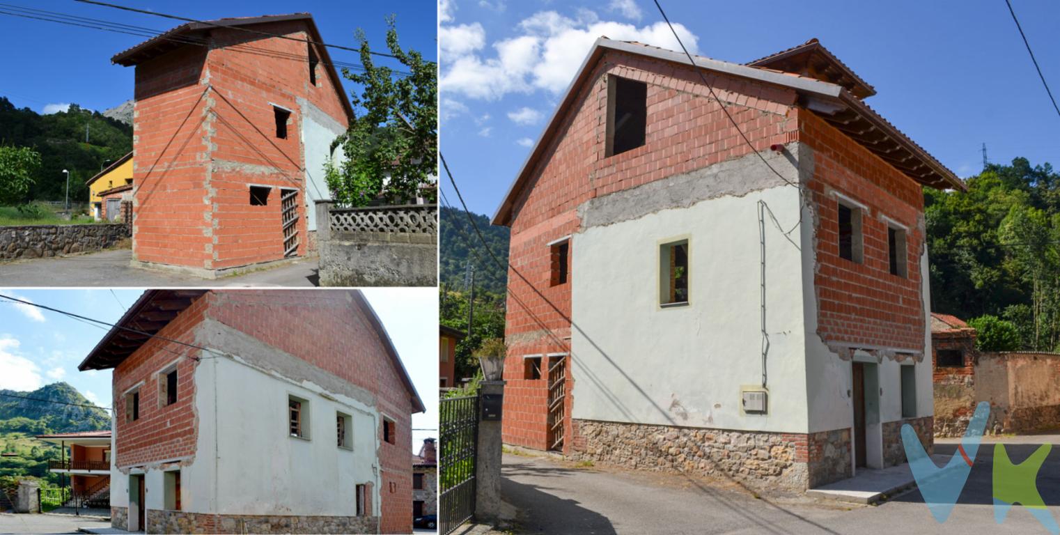 Acabar de construirla es empezar tu proyecto de vida 
Propuesta para vivir en el corazón de Laviana y a las puertas del parque natural de Redes

Orientada su fachada principal al mediodía, con amplias vistas al paisaje Lavianés y a las estribaciones del Parque Natural, esta casa independiente en venta en El Condado, Laviana, Asturias, es una propiedad abierta a cualquier proyecto, con tantas posibilidades como ideas tengas. Su amplio ventanal orientado al este te permitirá gozar de mañanas de sol y luz; sus velux automáticos de noches claras y estrelladas.. El inmueble se encuentra en un pueblo lleno de vida, con un restaurante de cocina tradicional y de calidad y un bar en el que disfrutar el vermut del mediodía o los cafés de la tarde. 

Tres plantas diáfanas para distribuir a tu manera y según tu proyecto, hacerla a tu gusto pero con lo más importante ya hecho: proyecto de obra y tejado con sus vigas de madera de alta calidad. No desaproveches esta oportunidad de una casa propia. Esta casa está preparada para descansar y disfrutar de fines de semana tranquilos, de paseos por la ribera Del Río Nalón, de lecturas, de conversaciones al calor de la chimenea, o de cafés compartidos en el bar.

Laviana es uno de los concejos más bonitos y luminosos del Valle del Nalón, en pleno corazón de Asturias y su capital, Pola de Laviana rodeada de hermosas montañas, bajo la mirada atenta de Peña Mea y circundado por el Río Nalón, te ofrece una alta calidad de vida, con una infraestructura óptima para vivir en familia, con todos los servicios necesarios: colegios, instituto, centro de salud, farmacias, hermosas tiendas, pabellón deportivo, piscinas
Vivir a media hora de Oviedo y Gijón, a cuarenta minutos del mar y de las pistas de esquí, esta vivienda en venta el Condado, Laviana, Asturias, te proporciona el estilo de vida rural que estás buscando.
Si te gusta la vida saludable, si amas la naturaleza, ven y quédate. Laviana y sus gentes no te defraudarán. 
El precio de la propiedad no incluye los gastos de impuesto de transmisiones patrimoniales, notariales ni de registro