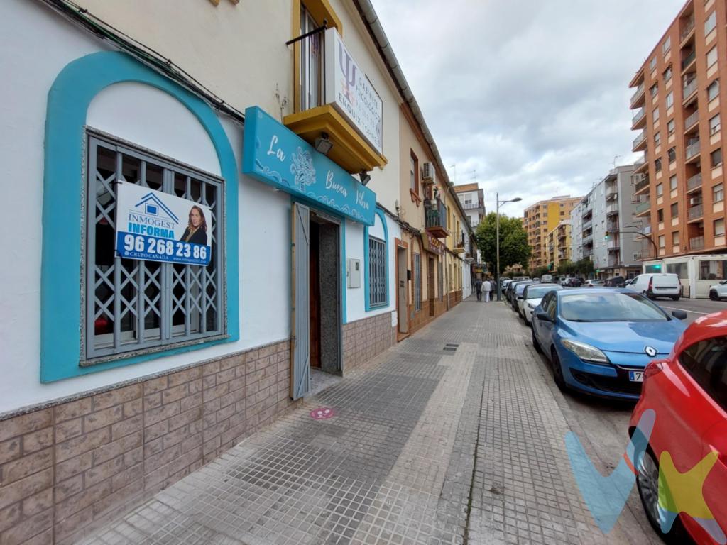 Presentamos en venta este local comercial con licencia de restauración. Cuenta con 88m2 construidos con un aforo máximo de 34 personas, está totalmente acondicionado para la actividad con buen estado de conservación. Dispone de entrada para personas de movilidad reducida, dos cuartos de aseo con uno de ellos adaptado, cocina separada con salida de humos y aire acondicionado centralizado...Se encuentra ubicado en una de las principales avenidas del Puerto de Sagunto, en una zona de paso durante todo el día y tiene buena visibilidad desde el exterior...Si estás buscando montar tu negocio en un emplazamiento ideal, no lo dudes y llámanos, estaremos encantados de atenderte...Observaciones:..*Por mandato expreso del propietario, comercializamos este inmueble en exclusiva, lo que le garantiza el acceso a toda la información, a un servicio de calidad con el sello de Inmueble certificado que asegura tranquilidad a los compradores...*El precio indicado no incluye gastos ni otros conceptos, al precio habrá que añadirle los gastos propios de la transmisión inmobiliaria, como: honorarios notariales, impuesto al que se encuentre sujeta la transmisión (Impuesto sobre el Valor Añadido o Impuesto sobre Transmisiones Patrimoniales y Actos Jurídicos Documentados, según el caso), gastos de inscripción en el Registro de la Propiedad y honorarios de intermediación de la agencia inmobiliaria...*Como agencia inmobiliaria que representa a nuestros clientes vendedores, y en pro de garantizar sus intereses, compartimos la propiedad con otros agentes y agencias, siempre con el buen hacer, la ética y profesionalidad de un buen agente inmobiliario.