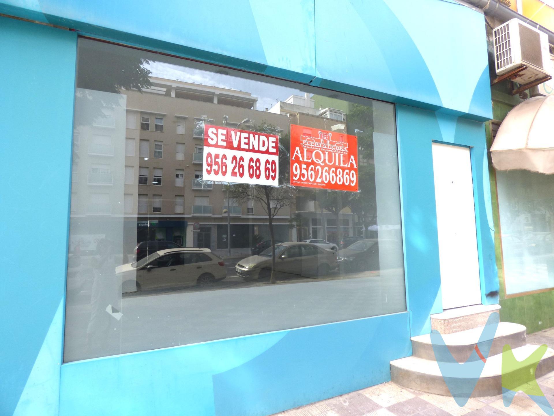 Local comercial situado en plena Avenida Andalucía de Cádiz, a pocos metros de la Comisaría de Policia. Es una zona tranquila con muchas posibilidades de negocio, en un entorno de nivel económico medio alto. El local tiene una planta de 61 metros con un gran escaparate de cristal a la calle. En planta sótano tiene aproximadamente  50 metros, que podrá utilizar como almacén, oficina, office o zona privada. En esta planta también dispone de aseo.  Un local totalmente preparado para instalar su negocio y empezar a trabajar. * información adicional* el arrendatario abonará en concepto de honorarios la cantidad correspondiente a un mes de renta + I.V.A. Las rentas de alquiler de local comercial, llevan 21% de I.V.A., no incluido en la información.