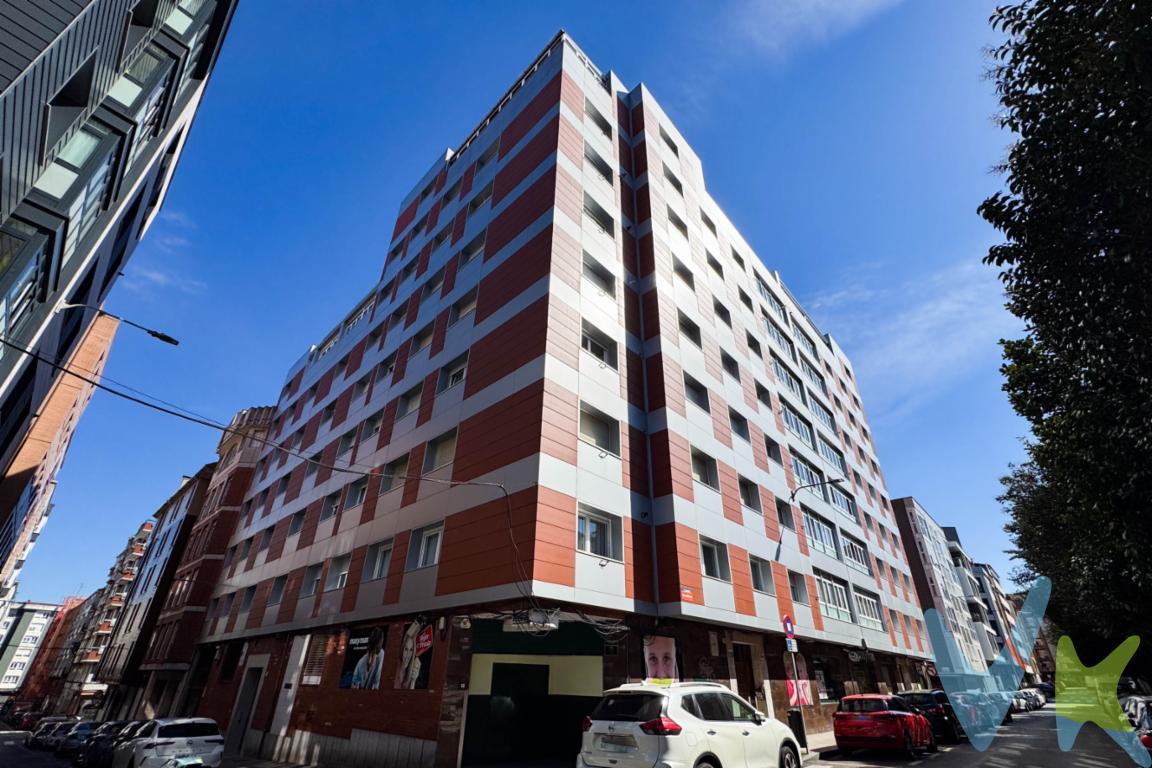 Oportunidad en el centro de Gijón, queremos ofreceros esta amplia y bonita vivienda situada en la calle Reconquista nº17, planta sexta, ofrece buenas vistas y una ubicación privilegiada. La vivienda consta de salón, cocina, tres dormitorios y baño, con la excepcionalidad de contar con una amplia terraza con vistas al colegio Inmaculada. Es muy exterior ya que dos de las habitaciones dan a un patio amplio de manzana,  lo que le proporciona mucha luminosidad y soleamiento, asi como una buena ventilación. Opcion plaza de garaje en Calderón de la Barca 4 en 24.000EUR. Opcion Local Comercial en Reconquista 20 (frente vivienda en venta) en 40.000EUR.La fachada tanto principal como patios,  ha sido recientemente rehabilitada, presenta un estado impecable como podrás ver en el reportaje fotográfico.Ubicada en un buen barrio tranquilo, un barrio seguro y a menos de 10 minutos andando de la Playa de San Lorenzo, del Paseo de Begoña, del teatro Jovellanos, de la Plaza de Evaristo San Miguel, al lado del colegio de los Jesuitas así como del centro de salud de Zarracina.No te pierdas esta oportunidad de vivir en uno de los mejores barrios de Gijón.Contacta con nosotros para ampliarte información y concertar una visita.Se informa a los interesados que el precio de venta indicado no comprende los honorarios de la agencia inmobiliaria a cargo del comprador, el Impuesto de Transmisiones Patrimoniales (ITP) ni los gastos asociados a la compraventa (notaría, registro de la propiedad y otros).