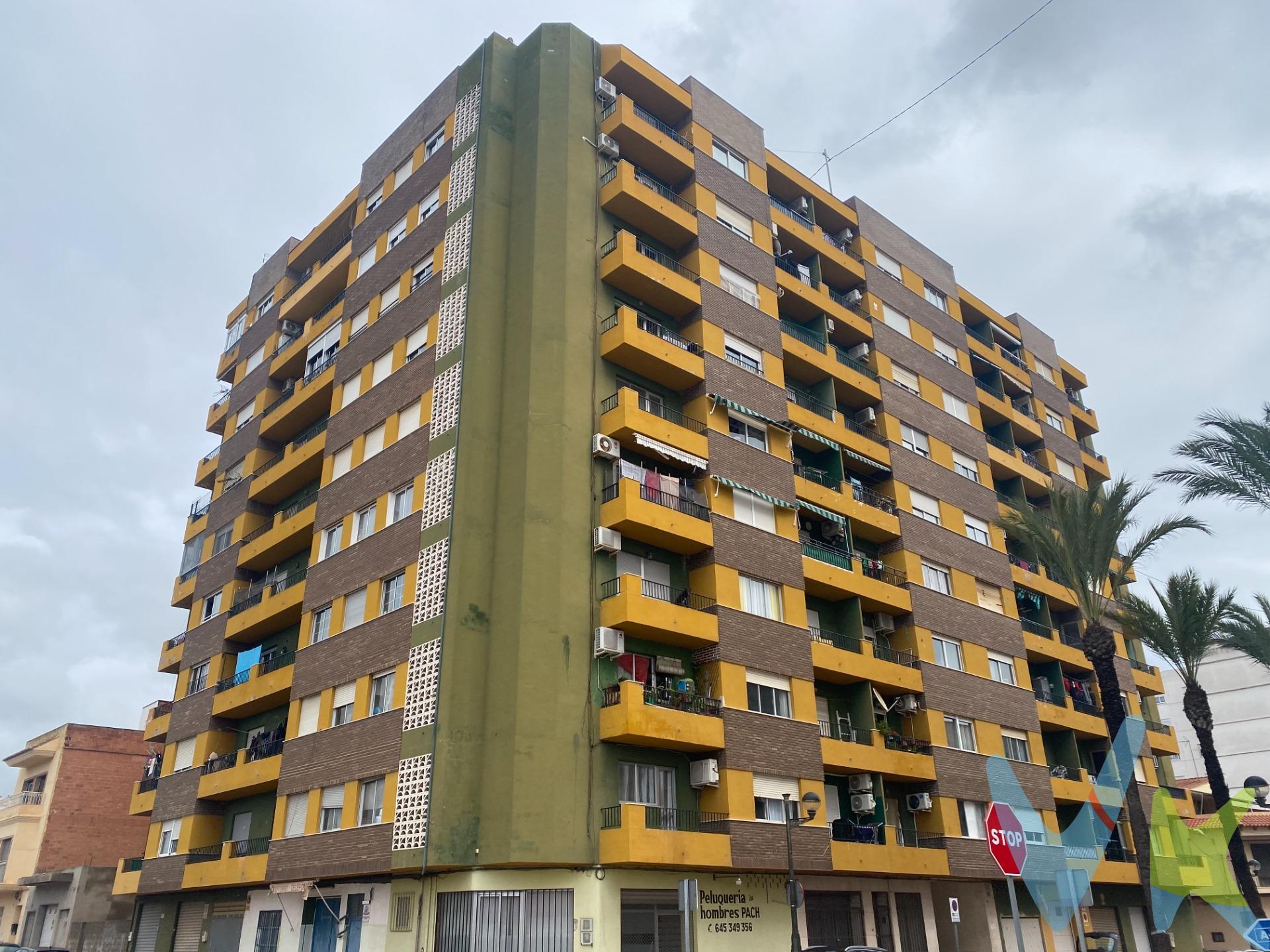 Presentamos este magnífico piso reformado ubicado en la población de Alginet, ideal para quienes buscan comodidad y tranquilidad. Con una superficie construida de 120 m², esta propiedad ofrece un ambiente acogedor distribuido inteligentemente entre sus tres habitaciones: una doble espaciosa y dos sencillas que se adaptan perfectamente a tus necesidades familiares o como espacio adicional. Disfruta del confort de su baño completo más un aseo separado, facilitando así las rutinas diarias. La orientación oeste asegura luminosidad durante el día mientras contemplas impresionantes vistas despejadas hacia la montaña desde tu hogar. Además, cuenta con acceso cercano al metro lo que proporciona excelente conectividad con otras áreas urbanas sin sacrificar tranquilidad residencial.