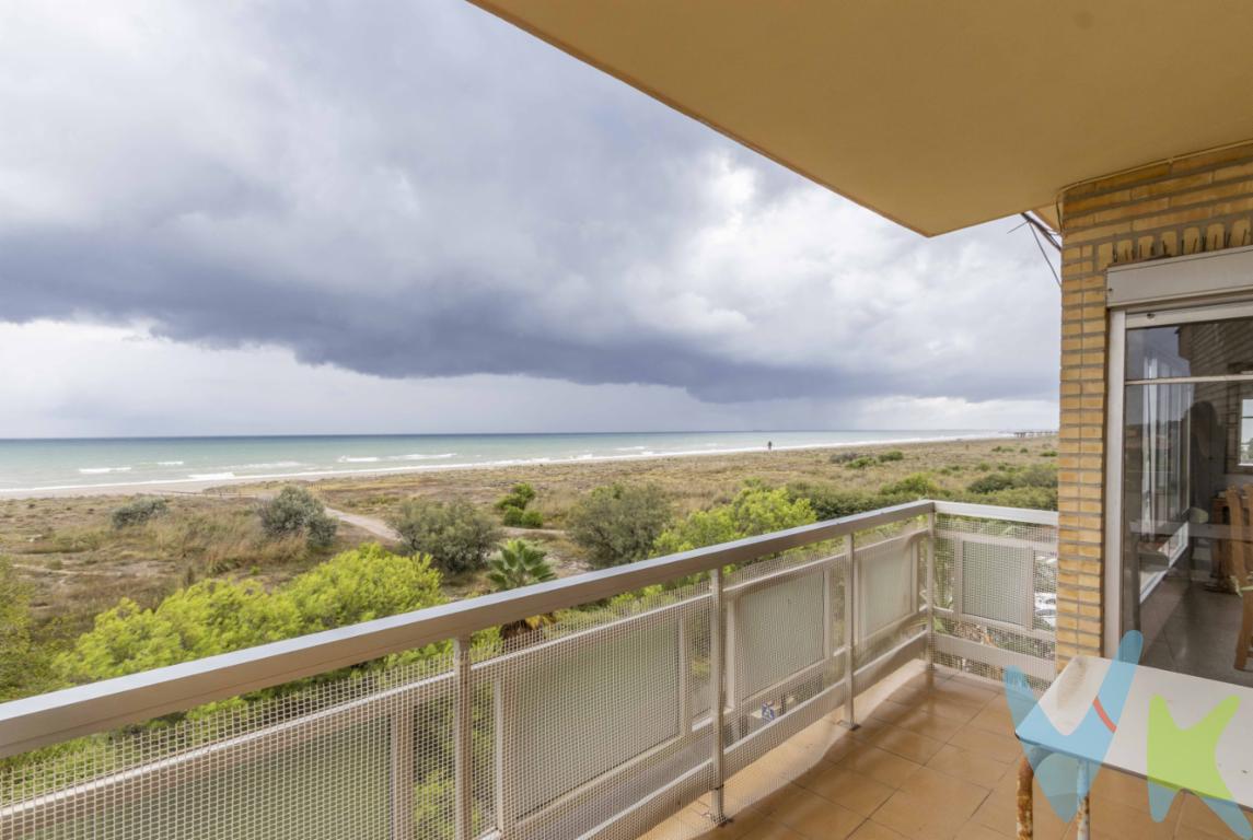 Vistas al mar y a la montaña en una ubicación privilegiadaDescubre este luminoso piso situado en la cuarta planta de un edificio con ascensor, en la codiciada zona de Almardá, Sagunto. Su ubicación en primera línea de playa permite disfrutar cada día de la brisa marina y de unas espectaculares vistas al mar Mediterráneo desde varias estancias. Además, su orientación norte y este garantiza una luminosidad constante, mientras que desde la cocina se puede contemplar la tranquilidad de la montaña al oeste, una combinación única que hace de esta vivienda un lugar especial.Distribución y características de la viviendaLa propiedad cuenta con aproximadamente 95 m² construidos, todos ellos exteriores, lo que potencia la entrada de luz natural y la ventilación. Su distribución ha sido diseñada para aprovechar al máximo cada rincón:La vivienda fue reformada hace unos años, lo que le otorga un estilo actual y confortable, lista para entrar a vivir sin necesidad de grandes mejoras.Comodidades y entornoAunque el piso no dispone de plaza de garaje privada, la comunidad cuenta con varias plazas disponibles sin propietario asignado, lo que facilita su uso. Además, justo al lado del edificio se encuentra un amplio aparcamiento público, asegurando comodidad y tranquilidad a la hora de estacionar.El edificio, construido en 1969 y muy bien conservado, dispone de ascensor y zonas ajardinadas, creando un ambiente familiar y agradable durante todo el año.Ubicación estratégicaAlmardá es una de las playas más demandadas de la zona de Sagunto, reconocida por su tranquilidad, arena fina y aguas limpias. La vivienda se encuentra próxima a servicios esenciales como supermercados, restaurantes y colegios, además de contar con excelentes conexiones por carretera que comunican con el centro de Sagunto y con Valencia en pocos minutos.Tu nuevo hogar junto al marEste piso reúne todas las características para quienes buscan vivir o veranear en un entorno único, disfrutando de la naturaleza y de la comodidad de estar a pie de playa.¿Quieres venir a verlo? Contáctanos hoy mismo y agenda tu visita. No dejes pasar la oportunidad de hacer realidad tu sueño de vivir en primera línea del Mediterráneo.Dos baños completosCocina independiente, reformada y en excelente estado, con vistas directas a la montaña.Tres dormitorios exteriores, todos ellos con armarios empotrados, aportando funcionalidad y comodidad en el día a día.Salón-comedor amplio y luminoso, con acceso a una terraza ideal para relajarse o compartir momentos con familiares y amigos frente al mar.