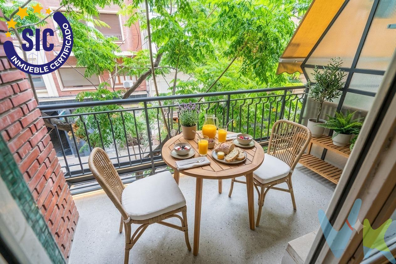 Imagínate despertando un sábado por la mañana. La luz de Valencia inunda una cocina enorme, de esas que invitan a alargar el café. Sales al balcón con tu taza; frente a ti, las hojas de un árbol enmarcan la vista, aportando un frescor natural y una privacidad inesperada en pleno centro. No hay prisa. Tienes todo el fin de semana por delante y el cauce del Río Turia a solo unos pasos para pasear, o las terrazas de la señorial Plaza Cánovas para vermutear. Bienvenido a tu futuro hogar en la Calle Císcar. Espacio, luz y el encanto de lo auténtico. Esta no es una vivienda común; es un diamante en bruto por pulir de 162 metros cuadrados esperando a ser transformado en el piso contemporáneo de tus sueños. Desde el momento en que cruzas el umbral, la sensación de amplitud te envuelve gracias a sus techos altos y sus estancias de proporciones generosas. Olvídate de los pasillos oscuros y tipo "túnel": aquí te recibe un ancho hall de entrada y un pasillo inusualmente ancho, majestuoso, que alberga un armario infinito, perfecto para mantener el orden visual que exige una vida moderna. Distribución con infinitas posibilidades:. Gran salón-comedor: El corazón de la casa, amplio y luminoso, ideal para recibir amigos o disfrutar de tardes de cine en familia. Cocina independiente: Espaciosa, bañada por una luz envidiable y con metros suficientes para convertirse en el sueño de cualquier foodie. Zona de descanso flexible: Cuenta con 5 habitaciones principales más una habitación de servicio. Un espacio idóneo para diseñar un gran dormitorio principal con vestidor, despachos para teletrabajar, cuarto de juegos o zona de invitados. El Balcón Cuadrado: Un rincón especial, con la geometría perfecta para colocar una mesa cómoda y disfrutar de esos desayunos interminables que curan el estrés de la semana. La propiedad tiene asignado amplio trastero en la azotea del edificio. La ubicación: Donde todo sucede. Vivir aquí es olvidarse del coche. Estás en el epicentro del dinamismo de Valencia, pero con la desconexión que te brinda la cercanía al pulmón verde de la ciudad (el Turia). Tiendas de diseño, colegios, gastronomía de primer nivel y la elegancia arquitectónica del Ensanche envuelven este edificio. ¿Buscas un piso convencional o buscas una propiedad con alma para diseñar tu propio trozo de cielo en Valencia? Ven a visitarla y empieza a proyectar tu nueva vida. Por mandato expreso del propietario, comercializamos este inmueble en exclusiva , lo que le garantiza el acceso a toda la información, a un servicio de calidad, un trato fácil, sencillo y sin interferencias de terceros. Por este motivo, se ruega no molestar al propietario, a los ocupantes de la propiedad o a los vecinos. Muchas gracias por su comprensión. Si usted es agente inmobiliario y tiene un cliente para este inmueble, llámenos: estaremos encantados de colaborar. 
