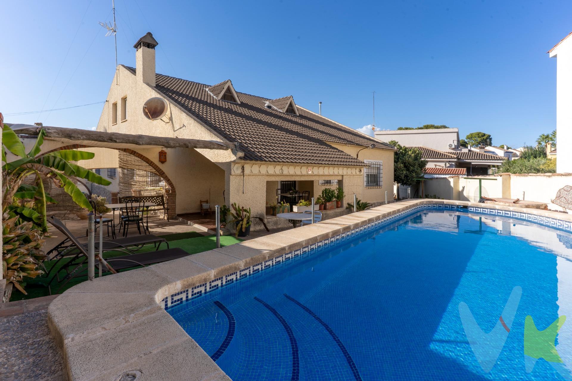 En una de las zonas más tranquilas y consolidadas de La Cañada, a un paso de Valencia, junto al polideportivo y con todos los servicios a un paseo, te espera esta vivienda de más de 300 m² construidos con cuatro habitaciones, más inmensa buhardilla con techos altos y sótano, sobre una amplia parcela de 817 m2, piscina privada y amplísimo garaje con sala de juegos. Construida en 1969, esta casa guarda el encanto de las viviendas de antaño, sólidas y espaciosas, y al mismo tiempo ofrece la oportunidad de actualizarla a tu gusto para convertirla en el hogar con el que siempre has soñado. Imagina las mañanas de verano despertando con el murmullo de los árboles de tu propio jardín, disfrutando del olor a naturaleza mientras desayunas en la terraza. Visualiza las risas de tus hijos en la piscina y las reuniones familiares alrededor de la chimenea en invierno. Siente la amplitud de cada estancia y la calidez de una casa que respira vida y posibilidades. Esta vivienda no es solo un inmueble: es un lienzo en blanco para crear tu refugio, rodeado de naturaleza, privacidad y con la comodidad de estar muy cerca de la ciudad de Valencia. ✔ Más de 300 m² construidos. ✔ Piscina privada. ✔ Garaje. ✔ Jardín consolidado. ✔ Año 1969 – para actualizar a tu estilo.  El precio no incluye ni impuestos, ni honorarios de formalización y agencia. ¿Te imaginas cómo sería vivir aquí? Ven a descubrirlo, porque las sensaciones solo se experimentan al entrar en tu futuro hogar.  