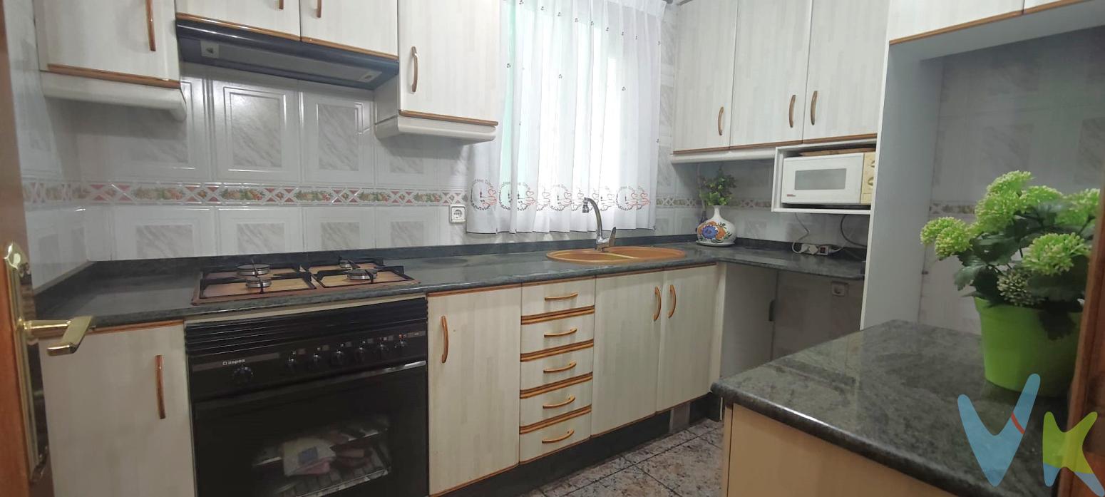  PRIMER GRUPO VIVENDIA presentamos un espacioso y luminoso piso ubicado en la codiciada zona de El Alborgí. Esta maravillosa propiedad, perfecta para toda la familia, ofrece 108 metros construidos y 98 metros útiles, garantizando espacio y confort en cada rincón.Situado en la tercera planta de un edificio bien conservado desde su construcción en 1976, el piso cuenta con un práctico ascensor que facilita el acceso. Al entrar, te recibirán cuatro amplias habitaciones que se adaptan a diversas necesidades, desde dormitorios hasta oficinas o espacios para el ocio. Dos de ellas son exteriores, lo que proporciona abundante luz natural durante todo el día.Este acogedor hogar incluye un aseo funcional y bien iluminado. Un salón se convierte en el punto de encuentro perfecto para reuniones familiares o con amigos. Este espacio exterior privado es el lugar ideal para disfrutar de una agradable tarde al aire libre, sin salir de casa.Para mayor comodidad y organización, la propiedad dispone de un útil trastero, donde podrás guardar todo aquello que necesites de manera organizada y accesible. En cuanto a servicios y conexiones, la ubicación de este piso es inmejorable. Con una parada de metro y de bus a escasos minutos caminando, tendrás a tu alcance una excelente conexión con el centro de Valencia y otras áreas de interés, lo que facilita la vida diaria y los desplazamientos.El barrio de El Alborxí es conocido por su tranquilidad y su ambiente familiar, rodeado de parques, colegios y todo tipo de servicios que harán tu rutina más sencilla y llevadera. Restaurantes, farmacias, tiendas y supermercados están a tu disposición, brindándote todo lo necesario sin tener que alejarte del vecindario.La distribución del inmueble ha sido diseñada para maximizar el aprovechamiento del espacio y ofrecer una vida cómoda y agradable. La orientación del piso asegura una ventilación excelente, manteniendo el hogar fresco y confortable incluso en los meses más cálidos del año.Si buscas una propiedad que combine amplitud, excelente ubicación y calidad de vida en una de las áreas más apreciadas de Paterna, no debes dejar pasar la oportunidad de visitar este piso. Es una inversión segura en una zona con alta demanda, ideal tanto para familias que buscan establecerse como para aquellos que deseen invertir en una propiedad con gran potencial de revalorización.La oferta de este piso es una joya en el mercado. No dejes escapar esta oportunidad única y ven a conocerlo. Te invitamos a agendar una visita y descubrir por ti mismo todo lo que este hogar tiene para ofrecerte. Seguro que cumplirá con todas tus expectativas y más. Estos beneficios no duran mucho en el mercado, así que actúa rápido y asegura tu futuro hogar hoy mismo. Esperamos tu llamada para organizar una visita a esta estupenda propiedad.El precio no incluye gastos de notaría, gestoría y registro de la propiedad, que se concretarán según su arancel profesional; los impuestos aplicables, a determinar según su normativa específica; los gastos de financiación, en su caso; ni los gastos de agencia inmobiliaria en las condiciones que se pacten con ésta.La venta de esta propiedad se gestiona mediante contrato de MULTIEXCLUSIVA, donde más de 400 agencias colaboradoras tienen la ventaja de poder ofrecer a sus potenciales arrendatarios esta vivienda, lo que le garantiza un servicio de calidad, un trato fácil, sencillo y sin interferencias de terceros. Por este motivo, se ruega no molestar al propietario, a los ocupantes de la propiedad, a los vecinos o conserjes del edificio o urbanización si los hubiera.   