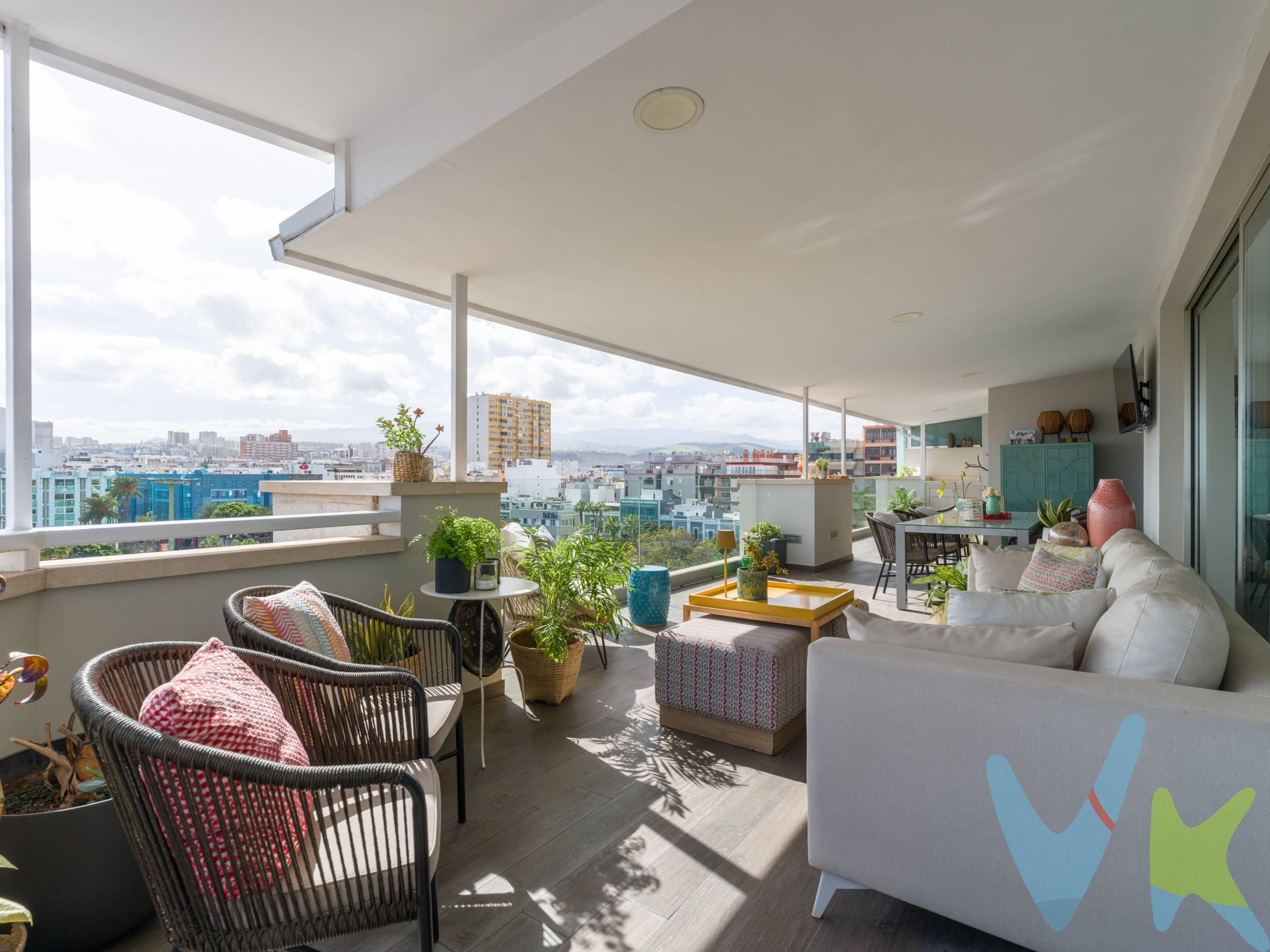 En el corazón de Las Palmas de Gran Canaria, a escasos pasos del puerto deportivo y de la emblemática playa de Las Canteras, se encuentra este espectacular súper ático de lujo, una propiedad única que combina ubicación privilegiada, diseño contemporáneo y vistas incomparables. La vivienda dispone de 203 metros cuadrados;  143 m² interiores cuidadosamente diseñados, a los que se suma una impresionante terraza privada de aproximadamente 60 m², auténtico protagonista del hogar. Un espacio ideal para disfrutar del clima privilegiado de la isla durante todo el año, organizar veladas inolvidables o simplemente contemplar el océano y la ciudad al atardecer. El ático ha sido completamente reformado con materiales de altísima calidad, cuidando cada detalle para ofrecer el máximo confort y una estética sofisticada. Los espacios son amplios, luminosos y armoniosos, con una distribución pensada para una vida moderna y funcional. La cocina de diseño, equipada con electrodomésticos de primeras marcas y una elegante isla central, se integra perfectamente en la zona de estar, creando un ambiente ideal tanto para el día a día como para recibir invitados. Cuenta con cuatro dormitorios y tres baños, y un comodo cuarto de lavado, ofreciendo privacidad y comodidad tanto para la familia como para invitados. Dispone además de aire acondicionado, sistema de seguridad y acabados de alto nivel que refuerzan la sensación de exclusividad. Su ubicación es simplemente excepcional: rodeado de restaurantes de referencia, boutiques, zonas culturales y de ocio, con el puerto deportivo y la playa a pocos minutos caminando. Una conexión perfecta entre vida urbana, mar y sofisticación. Tiene una plaza de garaje opcionalmente. . Este ático no es solo una vivienda; es una experiencia de vida exclusiva en uno de los enclaves más deseados de Gran Canaria.