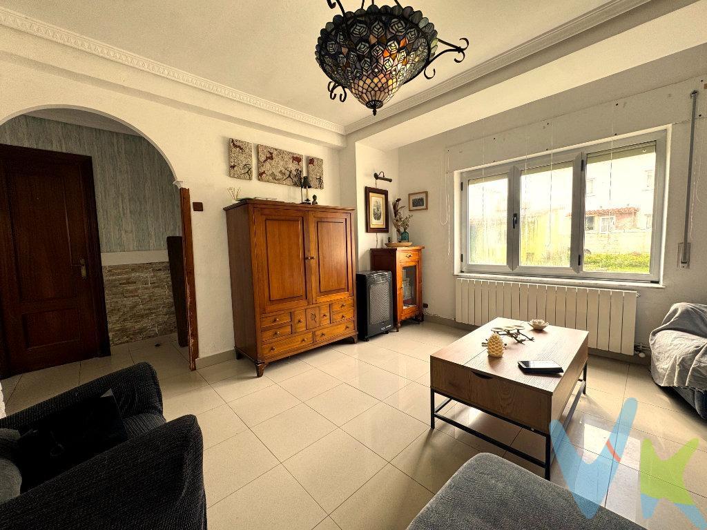 Exclusiva vivienda de tres plantas con amplio jardín y garaje privado en Los Corrales – Zona La Hoya. ¿Buscas espacio, tranquilidad y una ubicación privilegiada? Esta casa adosada de tres plantas lo tiene todo para convertirse en el hogar de tus sueños. Ubicada en La Hoya, una de las zonas más tranquilas y deseadas de Los Corrales, esta propiedad destaca por su amplitud, comodidad y encanto natural. Se asienta sobre una amplia parcela privada que rodea completamente la vivienda, ofreciendo un precioso jardín perimetral ideal para disfrutar del aire libre, organizar reuniones o simplemente relajarte en tu propio oasis de calma. La casa cuenta con 5 habitaciones espaciosas, perfectas para familias o quienes buscan un hogar con múltiples posibilidades. Una de las estancias principales dispone de un vestidor independiente, aportando ese toque de comodidad y lujo que todos deseamos. En su interior encontrarás una cocina amplia y funcional, perfecta para el día a día y también para quienes disfrutan de la gastronomía. Cada planta ha sido pensada para ofrecer el máximo confort y aprovechar al máximo la luz natural. Además, dispone de un garaje cerrado dentro de la misma parcela, lo que garantiza comodidad y seguridad para tu vehículo, además de espacio extra para almacenaje. Su excelente ubicación combina la paz de una zona residencial con la cercanía a todos los servicios: colegios, supermercados, comercios y accesos principales, todo a pocos minutos. Una casa pensada para vivir a lo grande, con espacio para crecer y disfrutar. No dejes pasar esta oportunidad única. ¡Ven a conocerla y déjate enamorar!. Gastos de la transacción: . Compra sujeta al Impuesto de Transmisiones Patrimoniales. El adquiriente se hará cargo del coste de la escritura y su inscripción en el Registro de la Propiedad.