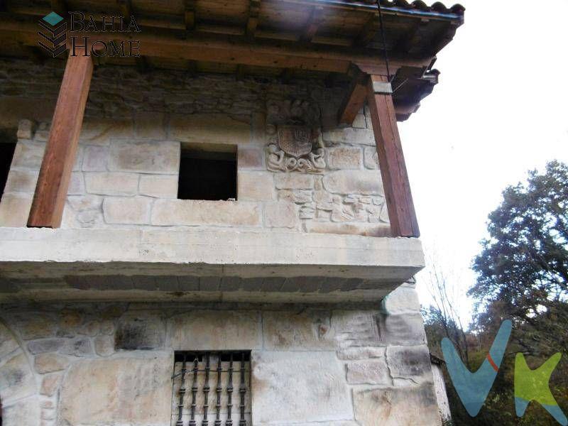 Casa de piedra de silleria en el municipio de Villafufre, en Cantabria.
Villafufre, Limita al Norte con Santa María de Cayón, al Sur con Villacarriedo, al Oeste con Santiurde de Toranzo y al Este con Sarón en la comarca del Pas-Miera (comarca de los Valles Pasiegos),discurre por sus tierras el río Pisueña, principal afluente del río Pas.
En este entorno encontramos esta maravillosa construcción, cuya fachada exterior es de piedra y en su interior la distribucion está integramente por hacer .
Consta la casa de tres alturas , planta baja, primera planta y planta bajo cubierta, cada una de ellas de 108m , completando el inmueble  una parcela de terreno de 228m2.
Ideal para hacer una posada , una casita rural, o el hogar de algún amante de los  entornos naturales  y rurales.
Comunicado por carretera con Santander mendiante las vias S10, CA142 o la A67, distancia aproximada 40Km.

Si esta buscando algo por la zona, no dude en contactar con nosotros para organizar una visita e ir a verlo.