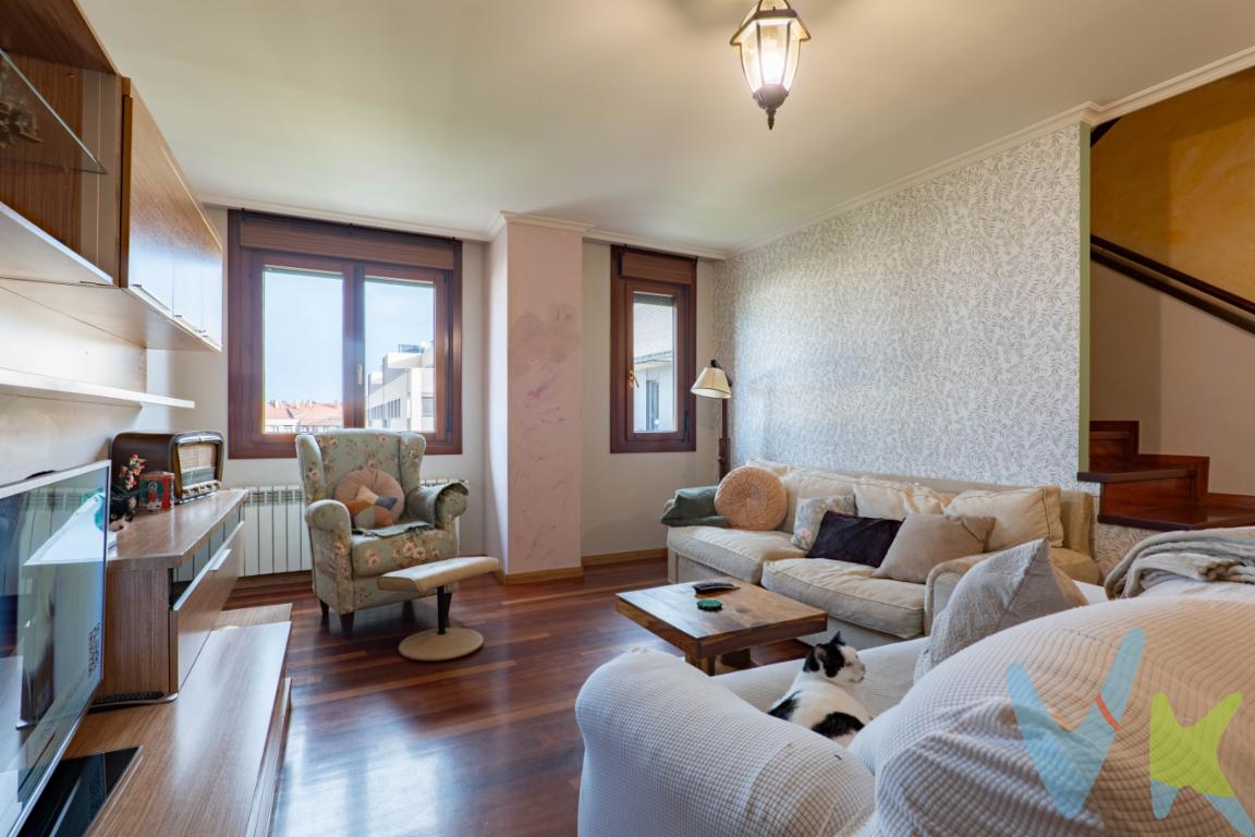 Os presentamos esta magnífica oportunidad de una vivienda en dúplex situada en un edificio moderno del año 2007 en la calle Manolo Quirós, en La Calzada.Su distribución es muy cómoda y práctica. En la planta baja encontrarás un salón amplio, abierto a la entrada, que crea un ambiente agradable desde el primer momento. En esta misma planta se sitúan la cocina, con despensa, y un baño completo. Además, el hueco bajo la escalera se aprovecha como espacio extra de almacenaje.En la planta superior se ubican los tres dormitorios y un segundo cuarto de baño, ofreciendo una zona de descanso tranquila, bien separada del ambiente social de la planta principal. Espacios pensados para dormir, trabajar desde casa o montar ese cuarto extra que llevas tiempo queriendo.Y si valoras la luz, aquí marca la diferencia. La vivienda es muy luminosa y, al estar en una zona abierta, disfrutas de sol, claridad y privacidad, sin edificios molestos cerca de ti.Además, incluye plaza de garaje con trastero en la propia plaza: llegar, aparcar y tener tu espacio de almacenaje justo al lado. Cómodo, práctico y muy útil.Un dúplex completo, funcional y luminoso, en una ubicación con vida de barrio y todos los servicios cerca. Ideal para quien quiere una casa cómoda hoy y que siga encajando mañana.No lo dudes más y llámanos, estaremos encantados de acompañarte a conocer tu futuro hogar.Informamos a nuestros clientes compradores que en el precio de venta no se incluyen los siguientes conceptos: honorarios de la agencia al comprador, ni el impuesto de transmisiones patrimoniales ni otros gastos de la compraventa (registro de la propiedad, notaría, etc) 