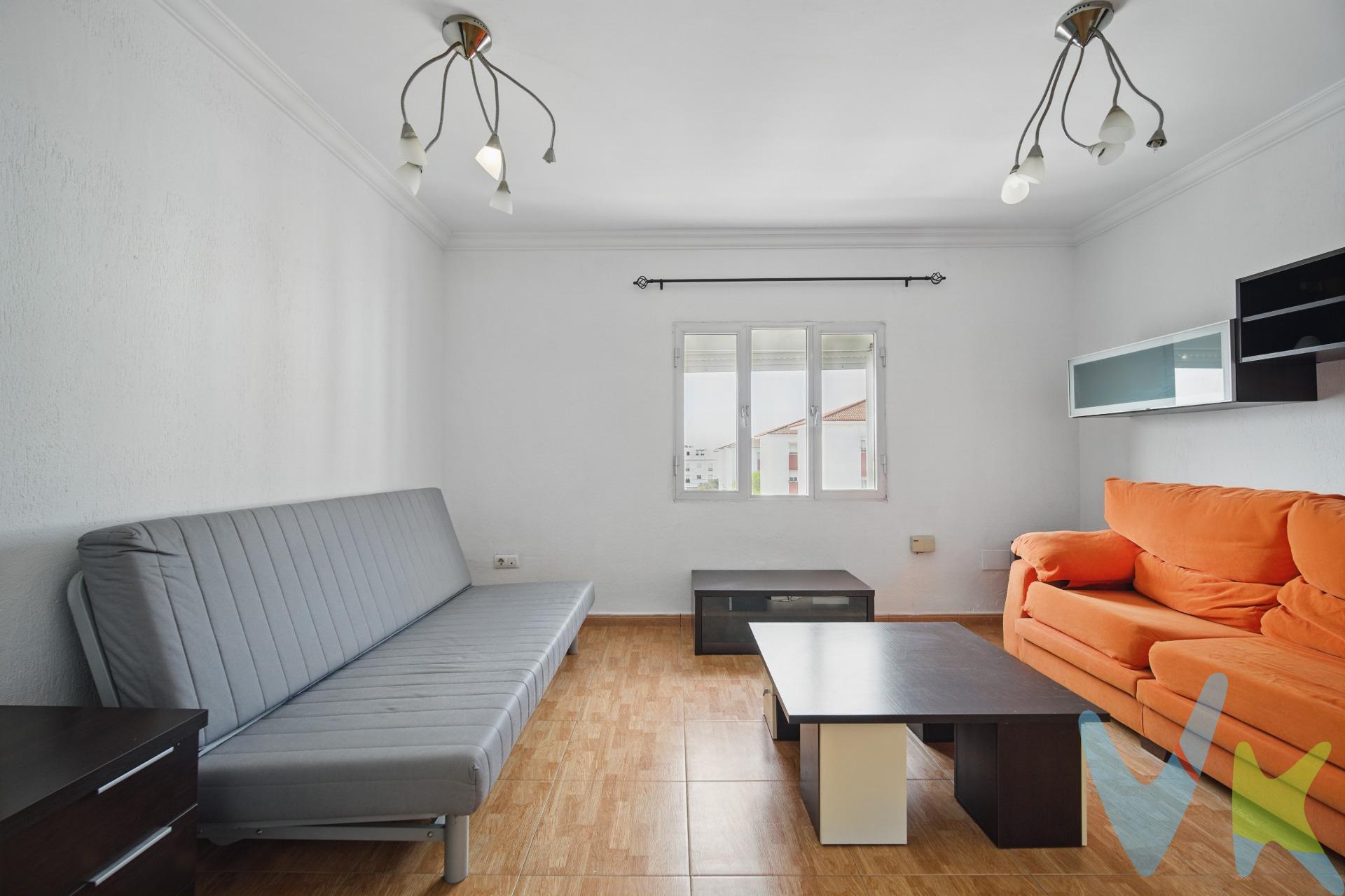 Presentamos este encantador piso ubicado en la zona de Fuente Amarga, Chiclana de la Frontera. Con una superficie total de 85 m², esta propiedad cuenta con tres amplias habitaciones y un baño completo, perfecta para familias que buscan comodidad y funcionalidad. El inmueble se ofrece totalmente amueblado y listo para entrar a vivir desde el primer día. Su cocina equipada es ideal para disfrutar del arte culinario en compañía familiar o con amigos. La carpintería interior está realizada en madera aportando calidez al ambiente; mientras que las ventanas exteriores son de aluminio garantizando aislamiento acústico y térmico. Con orientación sur, el piso goza de luminosidad durante todo el año gracias a su ubicación estratégica como esquina dentro del edificio. Entre los extras destacan sus muebles incluidos proporcionándole un toque acogedor inmediato además del acceso cercano a servicios esenciales: autobuses locales, centros médicos cercanos así como colegios e institutos reconocidos por su calidad educativa. Los alrededores también ofrecen parques ideales donde poder disfrutar momentos al aire libre junto a zonas infantiles diseñadas específicamente pensando en los más pequeños.Hay supermercados próximos ofreciendo gran facilidad ante cualquier necesidad cotidiana.Reserve ya una visita sin compromiso! Precio competitivo: €118990. . Comercializamos este inmueble en exclusiva, lo que le garantiza el acceso a toda la información y un servicio de calidad. En cumplimiento del Decreto de la Junta de Andalucía 218/2005 del 11 de Octubre, se informa al cliente que los gastos notariales, registrales, ITP y otros gastos inherentes a la compraventa no están incluidos en el precio. Igualmente disponemos del Documento Informativo Abreviado de la Propiedad (D.I.A) , y de un Seguro de Caución para garantizar las cantidades entregadas a nuestra Agencia en concepto de Reserva y/o Arras.