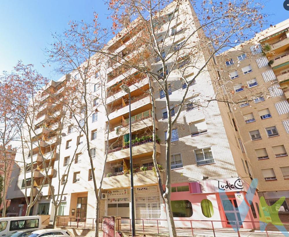 ¡Una oportunidad para poner en marcha tu próximo proyecto! ✨. Se ofrece local comercial de 45 m² situado en calle Celanova, en el barrio de La Bombarda, en una ubicación especialmente interesante, muy próximo a la calle Rioja. El local cuenta con una amplia sala central y baño, ofreciendo un espacio versátil que se puede adaptar a diferentes tipos de actividad. 🌿 Dispone de un buen escaparate, que aporta visibilidad al negocio, y además cuenta con un pequeño porche exterior, un detalle que añade atractivo y posibilidades al espacio. 📍 Ubicación cómoda y bien comunicada, en una zona consolidada y agradable, con fácil aparcamiento, zonas verdes, colegios y todo tipo de servicios en el entorno. Además, su proximidad a la estación de Delicias y sus buenas conexiones con el resto de la ciudad hacen de esta ubicación un punto estratégico tanto para clientes como para trabajadores. Un local cómodo, visible y con muchas posibilidades, ideal para quienes buscan un espacio donde desarrollar su actividad en una zona bien comunicada y con servicios alrededor. Ven a conocerlo y descubre todo lo que puede ofrecerte. **NOTA HISTÓRICA: es un municipio de España, en la comarca de Tierra de Celanova, provincia de Orense. ****Gastos e impuestos no incluidos. A título orientativo, en segundas transmisiones, el comprador abonará: Impuesto sobre Transmisiones Patrimoniales (ITP), tipo general en Aragón al 8% (*). Base de cálculo: mayor valor entre precio de compraventa o valor de referencia catastral. Gastos de Notaría y Registro: Aranceles variables según precio, número de copias y complejidad; cálculo según tarifas normativas. Si se precisa hipoteca: Tasación, condiciones y costes bancarios según entidad elegida por el comprador; así como gastos de gestoría y cualesquiera otros inherentes a la compraventa. No se incluyen otros gastos o tributos que puedan por Ley corresponder al comprador. Operación sujeta a doble mediación. Existen honorarios a cargo del comprador, salvo pacto en contrario, no incluidos en PVP. El consumidor conforme a la normativa vigente podrá solicitar información y documentación adicional relativa al inmueble, sus características, condiciones de la operación y del servicio de mediación en la oficina y/o a través de nuestro teléfono de contacto o mail. La agencia actúa exclusivamente como intermediaria en la compraventa, cuyas condiciones, en todo caso, estarán sujetas a la aceptación expresa del vendedor del inmueble y posterior formalización del contrato. La información suministrada se corresponde con la disponible a la fecha de publicación, pudiendo variar en función de las circunstancias o actualizaciones legales, contractuales y fiscales. Anuncio de carácter meramente informativo. Para una información exhaustiva sobre el funcionamiento, tipos impositivos y bonificaciones del ITP en Aragón, puede consultar el portal oficial de la Agencia Tributaria Autonómica. Tarifas notariales y registrales reguladas en el Anexo I del Real Decreto 1426/1989 y Anexo I del Real Decreto 1427/1989, respectivamente. Anuncio no vinculante, puede contener errores.
