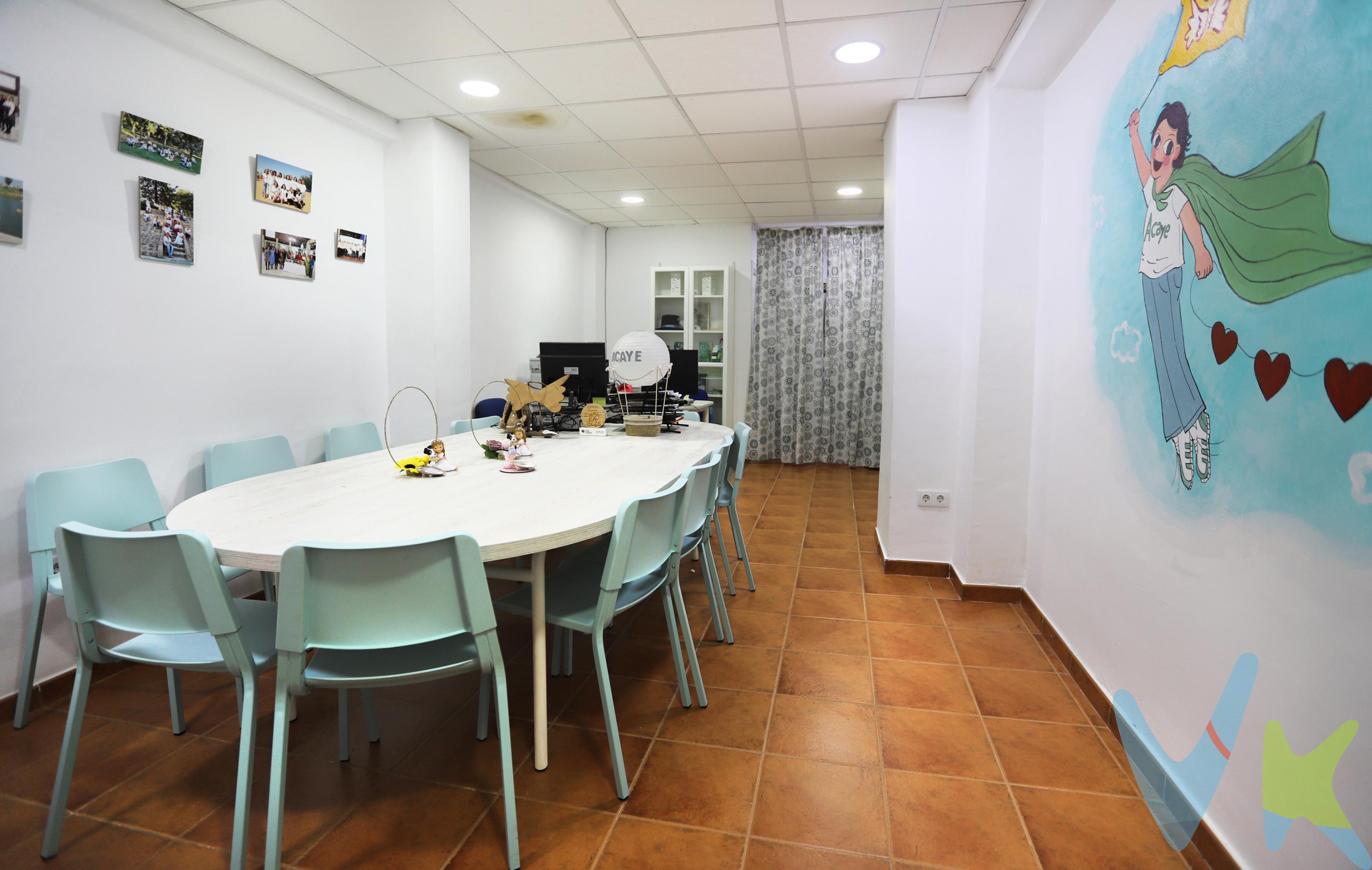 Precio de venta:  (40.000 +GASTOS) €. Local comercial de 32,8 m² ubicado en plena plaza de la barriada Juan de la Cosa. El inmueble es totalmente diáfano, lo que permite una gran versatilidad de uso, y dispone de un baño y un práctico trastero. Su distribución lo hace ideal para oficina, pequeño comercio o como espacio de almacén. Buena ubicación, en una zona de paso y con fácil acceso. En cumplimiento de las obligaciones de información previstas en la Ley 10/2025, de 28 de diciembre, de servicios de atención a la clientela y transparencia, así como en la normativa sectorial vigente, se hace constar que el precio indicado no incluye los gastos e impuestos inherentes a la adquisición, los cuales se desglosan a continuación:. ● Impuesto sobre Transmisiones Patrimoniales (ITP): Se aplicará el tipo. impositivo vigente en la Comunidad Autónoma de Andalucía (generalmente el. 7% (2.800€), sin perjuicio de tipos reducidos del. 3,5%, 1,2% o 1% aplicables según las circunstancias personales del. comprador o las características del inmueble). El impuesto se devenga sobre. el Valor de Referencia de Catastro o el precio de venta, aquel que resulte. superior. ● Gastos de Notaría: Los honorarios notariales se calcularán conforme al. arancel oficial regulado en el Anexo I, del Real Decreto 1426/1989, de 17 de. noviembre, por el que se aprueba el arancel Notarial. ● Gastos de Registro: La inscripción en el Registro de la Propiedad se facturará. según el arancel oficial establecido en el ANEXO I, del Real Decreto. 1427/1989, de 17 de noviembre, por el que se aprueba el arancel Notarial. ● Gastos de Gestión (Gestoría): Los honorarios por la tramitación. administrativa, liquidación de impuestos e inscripción registral ascienden aproximadamente a. [545] € (IVA incluido). ● Honorarios Agencia del Vendedor: incluidos en el PVP. ● Honorarios Agencia del comprador: Se informa que existen honorarios profesionales a cargo del adquirente, en aquellos casos, en que se hubieran contratados servicios de encargo de compra . NO VINCULADOS AL PRECIO DE COMPRA. Para una información exhaustiva sobre el funcionamiento, tipos impositivos y. bonificaciones del ITP en Andalucía, puede consultar el portal oficial de la Agencia. Tributaria de la Junta de Andalucía en el siguiente enlace:. https://www.juntadeandalucia.es/organismos/economiahaciendayfondoseuropeos/ar. eas/tributos-juego/tributos/paginas/impuestos-cedidos-transmisiones.html;. Documento D. I. A. a disposición del consumidor según Decreto 218/2005 Junta de. Andalucía.