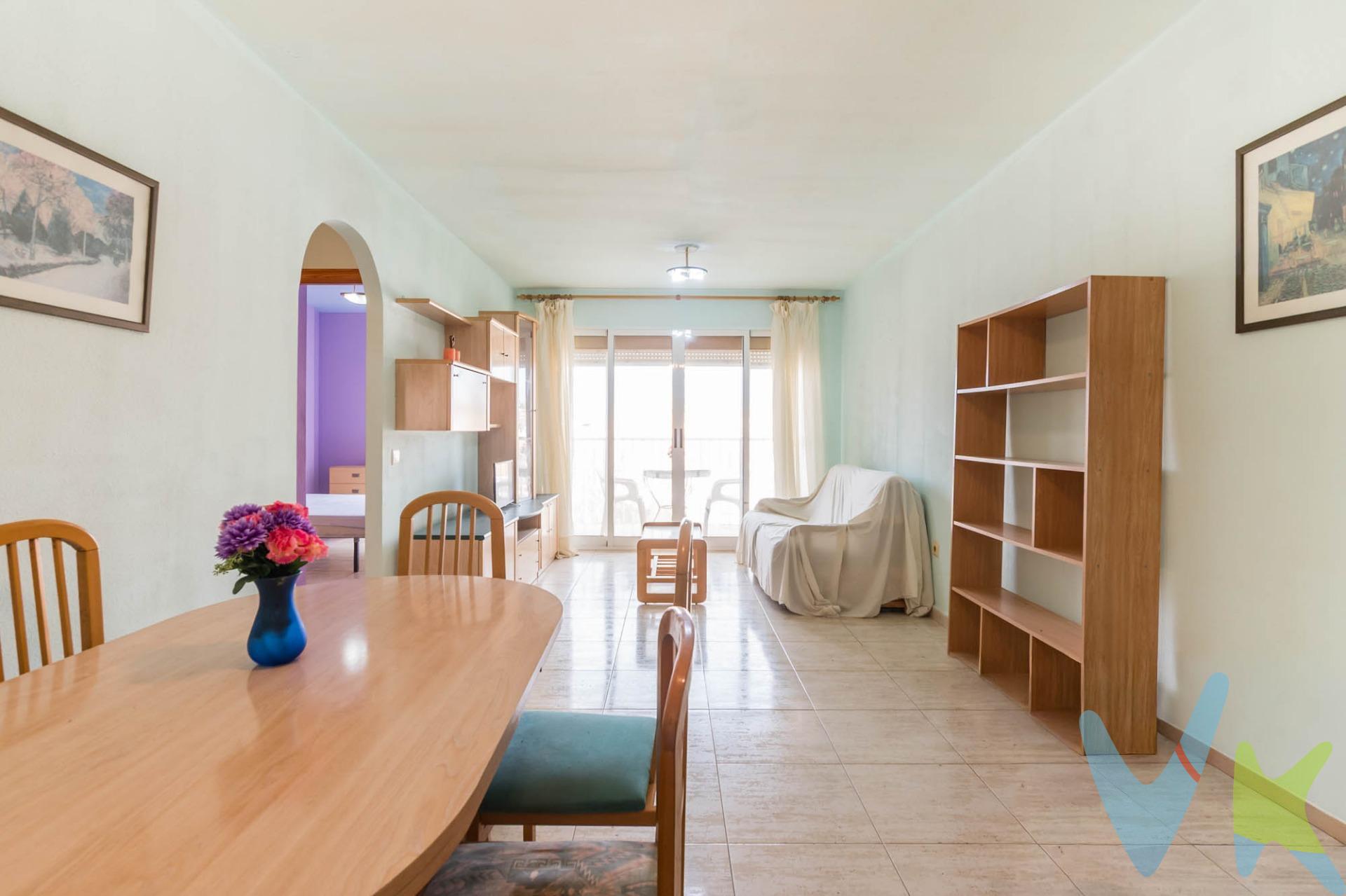 Crea el hogar que siempre has soñado, en este bonito y luminoso piso, con todas las estancias con grandes ventanales a la calle y con una gran terraza accesible directamente desde el salón. Al acceder desde la puerta de entrada nos encontramos con un pequeño distribuidor con un armario empotrado , y desde aquí se abre la cocina a un lado con una galería que conduce al patio de luces, y al otro lado el gran salón que preside la vivienda, con acceso directo a una terraza donde podrás disfrutar de grandes momentos. Un baño completo y dos dormitorios, luminosos y con armarios empotrados, completan este piso. Consultar precio para garaje en el edificio. Para terminar te queremos comentar algo: ¡Descubre una aventura inmobiliaria que combina calidad, pasión y profesionalidad! La confianza que los propietarios han depositado en nosotros es un testimonio de nuestro compromiso en brindarte un servicio excepcional. Aquí viene el detalle especial: al contactarnos directamente, evitarás molestarlos, nosotros seremos tus intermediarios y te proporcionaremos toda la asistencia necesaria. Estamos aquí para facilitarte la documentación e información que requieras, y te prometemos un trato cálido y sin complicaciones. Te informaremos detalladamente de todos los aspectos, incluyendo gastos de la compra y honorarios de agencia que no están incluidos en el precio, para garantizar tu comodidad y tranquilidad durante todo el proceso. Esa es nuestra esencia, proporcionarte #Calma: “Estado ideal de tranquilidad que tendrás al comprar tu casa con nosotros”. Queremos que sepas que tanto la descripción del inmueble como las imágenes que ves son valiosas referencias informativas, en ningún caso tienen carácter contractual. Asimismo, el precio ha sido designado por la propiedad por lo que podría sufrir variaciones y no sería vinculante hasta que se formalice en contrato de compraventa. * ¡Oye, agente inmobiliario! Si estás leyendo este texto y te gusta, te desafiamos a ser creativo y sorprendernos con una adaptación original. ¡Nada de copiar y pegar, queremos ver tu ingenio en acción! Así que prepárate para darle un toque único y cautivador a estas palabras. Estamos ansiosos por ver cómo le das vida a este mensaje con tu propia magia inmobiliaria. ¡Adelante, demuéstranos de qué eres capaz!. Gastos de la compra:. •Impuestos (ITP). Con bonificación: 3 %. Sin bonificación: 7,75 %. •Notaría y Registro: aprox. 1.000 €. •Honorarios de agencia: 3 % + IVA. (No incluidos en el precio de venta)