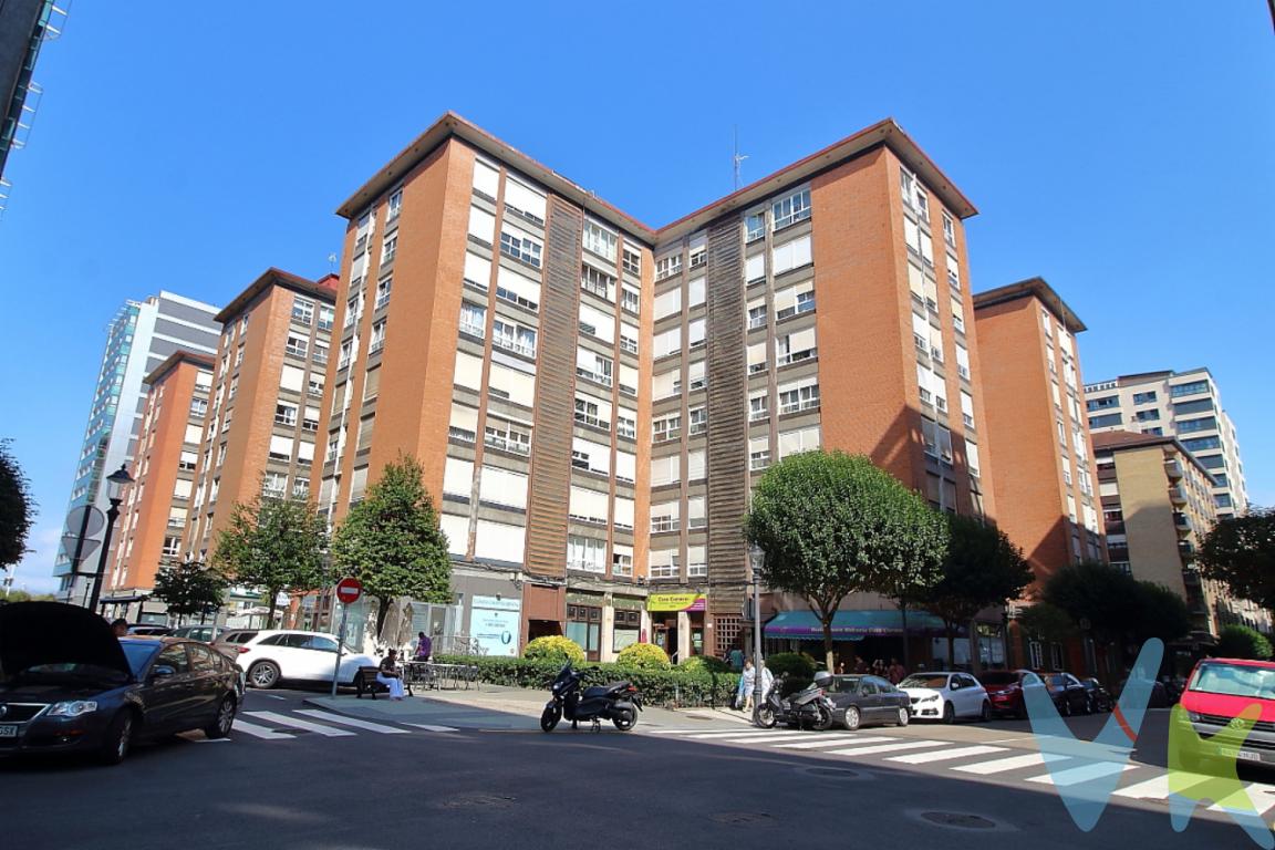¿Buscas espacio, luz y calidad de vida junto al mar? Presentamos esta fantástica oportunidad en una de las zonas más demandadas de Gijón. PUNTOS FUERTES DESTACADOS:5ª Planta 100% Exterior: Luz natural a raudales y vistas despejadas durante todo el día.Junto a la Playa de San Lorenzo: Disfruta del mar y del paseo marítimo a pocos minutos andando.4 Dormitorios: Distribución versátil para adaptar a tus necesidades, teletrabajo o vestidor.Baño y aseoInstalaciones Actualizadas: Fontanería y electricidad completamente renovadas en 2010.Trastero Incluido: La solución perfecta de almacenamiento extra en el edificio.Cocina Equipada: Funcional y con electrodomésticos de calidad. CARACTERÍSTICAS DE LA VIVIENDA:Superficie: 108,65 m² construidos (84,91 m² útiles).Planta: 5ª planta con ascensor.Distribución: 4 habitaciones independientes y luminosas, baño completo de diseño moderno, aseo y cocina independiente. UBICACIÓN Y SERVICIOS:Ubicado en el emblemático Barrio de La Arena, un entorno familiar, seguro y con un ambiente inmejorable.Servicios a pie: Colegios, supermercados, comercios, oferta gastronómica y paradas de autobús urbano a escasos metros para una conectividad perfecta con toda la ciudad. ¡VEN A CONOCERLO! Las propiedades de 4 dormitorios y totalmente exteriores en esta ubicación son muy escasas. Contáctanos para concertar tu visita guiada y no dejes escapar esta oportunidad.Gastos e impuestos no incluidos en el precio. En segundas transmisiones, el comprador abona el ITP (porcentajes en Asturias: https://sede.tributasenasturias.es/sites/sede/default/es_ES/Que-quieres-hacer/Transmisiones-Patrimoniales-y-AJD), calculado sobre el mayor valor entre precio, tasación o valor de referencia catastral. Notaría y registro según aranceles variables; el comprador elige notario. El vendedor asume la plusvalía municipal; el resto de gastos (incluida hipoteca: tasación, costes bancarios, gestoría y formalización) son del comprador.Honorarios: intermediación a cargo del vendedor; mediación a cargo del comprador del 2% + IVA, mínimo 2.000  + IVA.El consumidor puede solicitar información y documentación adicional en la sede física o por correo electrónico de la Agencia (contacto en la web). La agencia actúa solo como intermediaria; toda compraventa queda sujeta a la aceptación expresa del vendedor y a la formalización del contrato. Anuncio meramente informativo: los datos corresponden a la fecha de publicación y pueden variar por actualizaciones legales, contractuales o fiscales. 