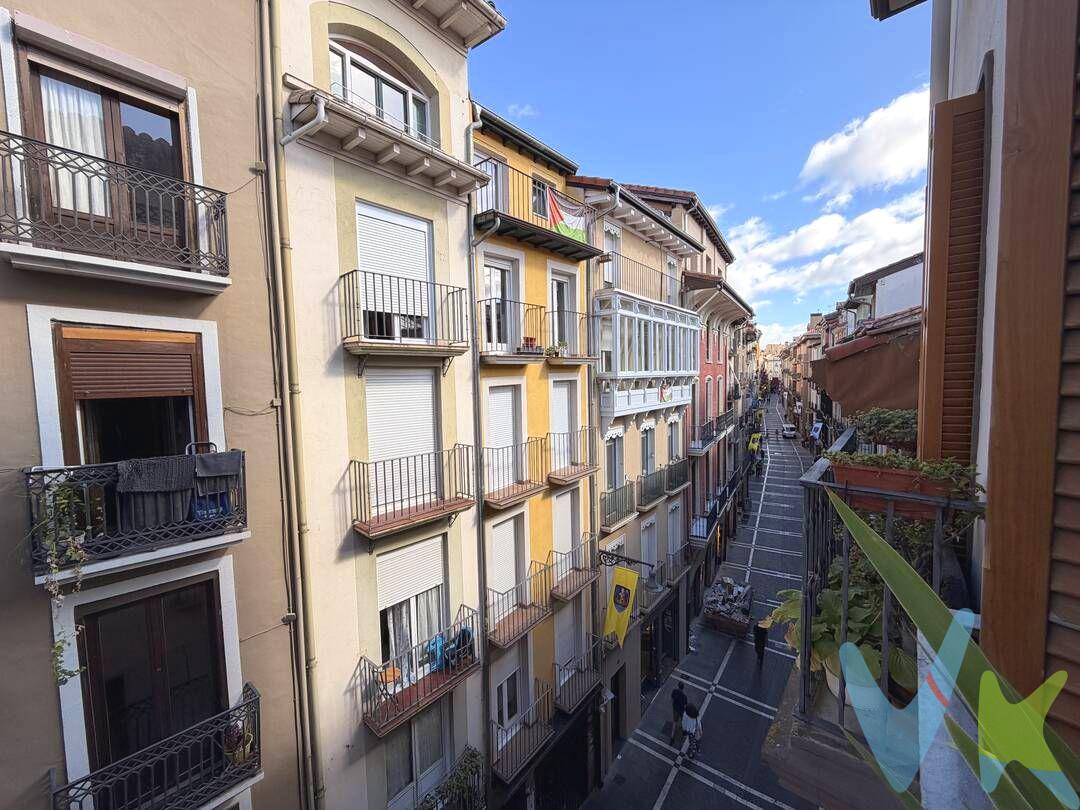 GRAN PISO DE 170 M², 4 HABITACIONES, 5 BALCONES EN LA CALLE SAN ANTÓN EN PLENO CENTRO DE PAMPLONA
Situado en la calle San Antón, en una zona privilegiada, tranquila y con todo tipo de comercio local y servicios. La vivienda destaca por su amplitud y sus 4 habitaciones, además de contar con 2 baños y 3, de sus 5 balcones, exteriores a la propia calle San Antón. Su orientación este-oeste favorece la entrada de luz natural durante el día. El edificio dispone de portal reformado y ascensor. Una vivienda con personalidad, espacio y una ubicación excepcional, perfecta para quienes buscan disfrutar del centro de Pamplona sin renunciar a amplitud y comodidad.
 
 