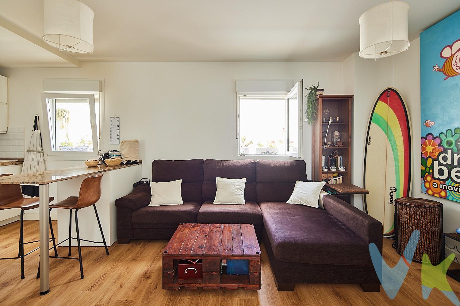 Magnífica vivienda ático con terraza privada en pleno centro de Cádiz en las inmediaciones del barrio del Mentidero y a escasos metros del Paseo de la Alameda Apodaca y Plaza de San Antonio. La vivienda cuenta con un dormitorio muy amplio con vestidor, resultado de transformar un dormitorio de la distribución original añadiéndolo al dormitorio principal. Salón amplio con cocina americana. Cuarto de baño completo con placa de ducha. Todas las estancias luminosas y con ventilación directa al exterior salvo el cuarto de baño que ventila al patio del edificio. La vivienda cuenta además con terraza de 19 m2 de uso privativo en la planta superior a la vivienda con toma de electricidad y de agua por lo que podrá tomar el sol tranquilamente y refrescarse en cualquier momento. Construcción de 2019 fruto de una rehabilitación integral. Edificio con ascensor. * Gastos, impuestos y honorarios de la agencia no incluidos en el precio. Si estás interesado en esta propiedad pero tienes que vender, contacta con nosotros, te ayudamos a encontrar comprador para tu vivienda. Periodo de validez de la publicación 31/12/2025